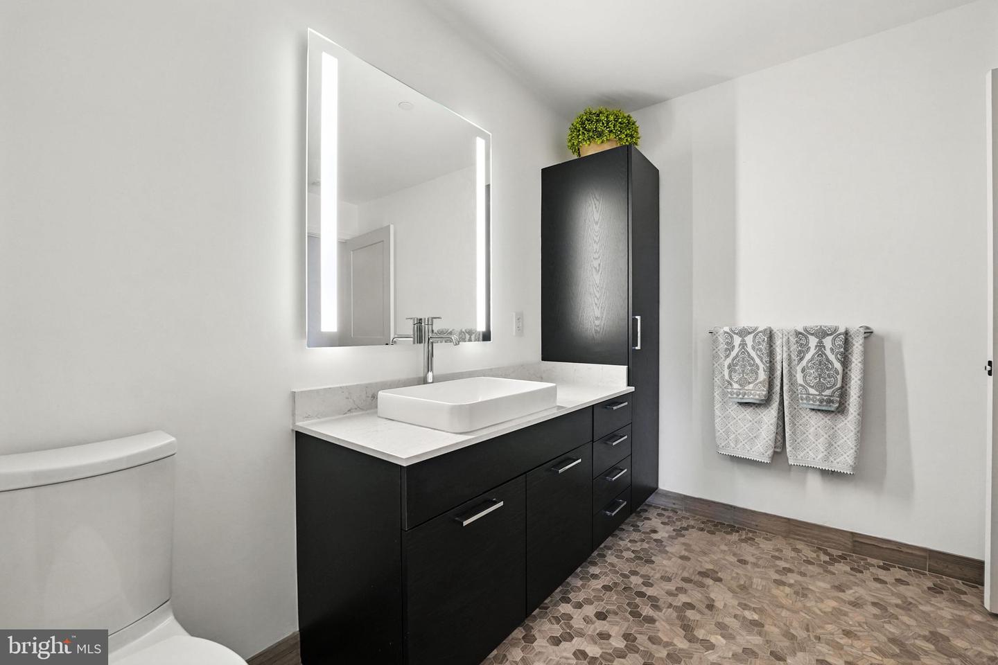 70 N ST SE #N913, WASHINGTON, District Of Columbia 20003, 2 Bedrooms Bedrooms, ,2 BathroomsBathrooms,Residential,For sale,70 N ST SE #N913,DCDC2211178 MLS # DCDC2211178
