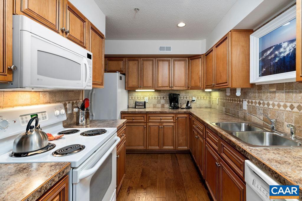 2082 STONE RIDGE CONDOS, WINTERGREEN RESORT, Virginia 22967, 3 Bedrooms Bedrooms, ,3 BathroomsBathrooms,Residential,For sale,2082 STONE RIDGE CONDOS,666934 MLS # 666934