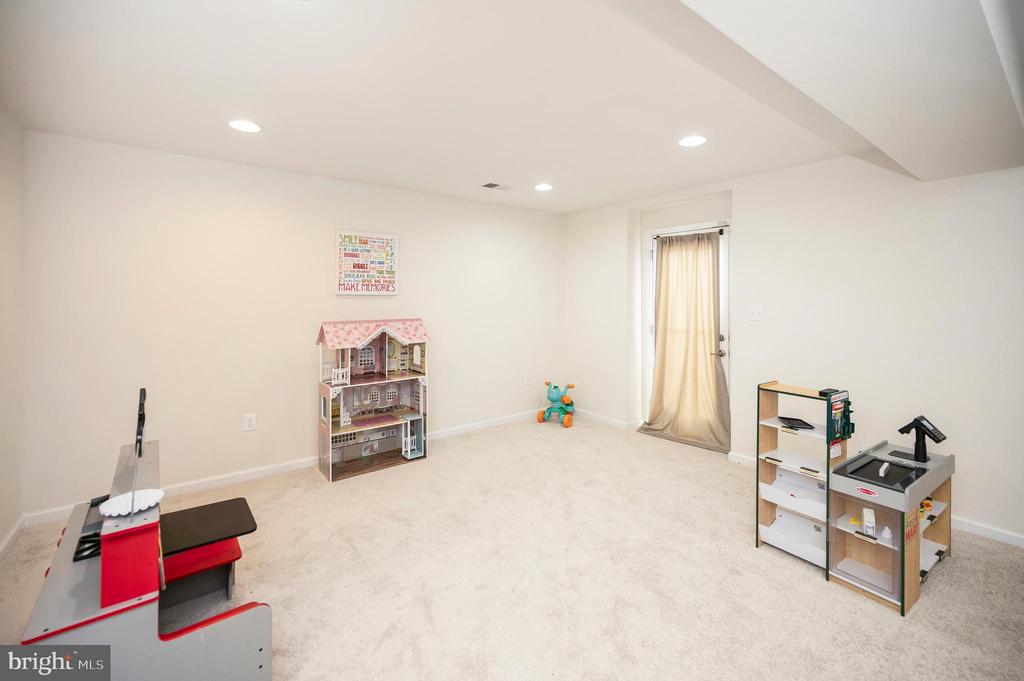 10512 NAPOLEON ST, FREDERICKSBURG, Virginia 22408, 4 Bedrooms Bedrooms, ,4 BathroomsBathrooms,Residential,10512 NAPOLEON ST,VASP2034664 MLS # VASP2034664