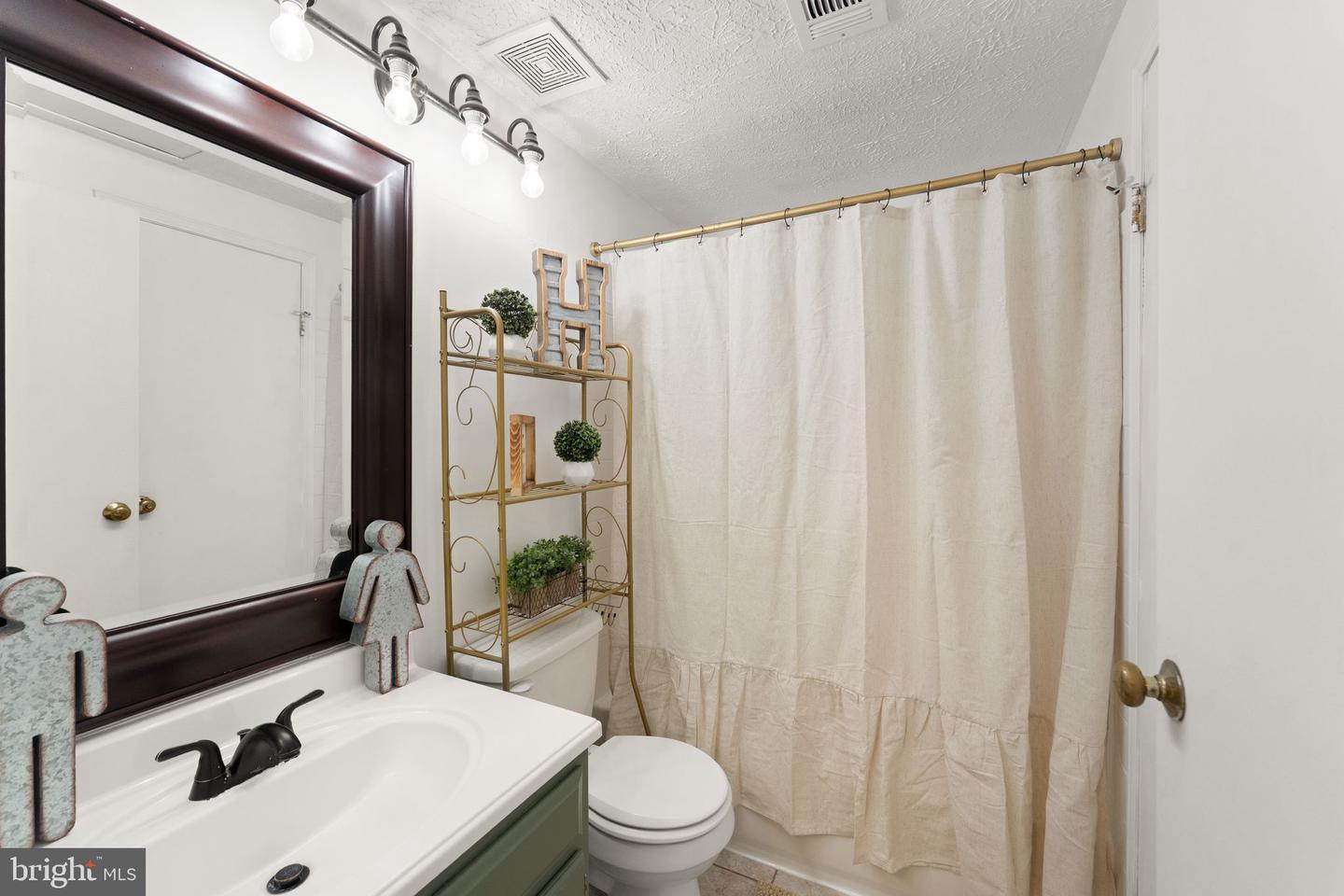 1941 SAGEWOOD LN, RESTON, Virginia 20191, 2 Bedrooms Bedrooms, ,2 BathroomsBathrooms,Residential,For sale,1941 SAGEWOOD LN,VAFX2242596 MLS # VAFX2242596