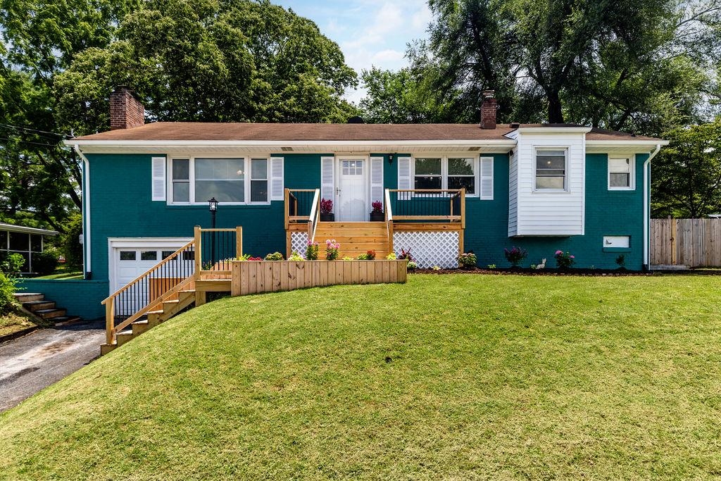 204 BURNLEY DR, STAUNTON, Virginia 24401, 3 Bedrooms Bedrooms, ,2 BathroomsBathrooms,Residential,204 BURNLEY DR,667007 MLS # 667007