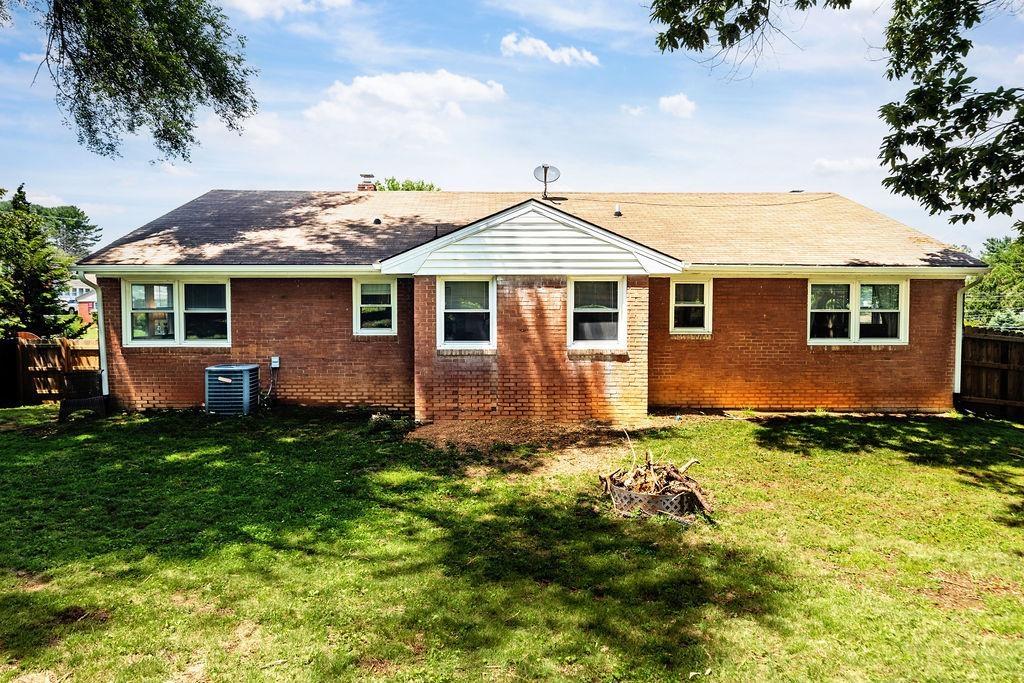 204 BURNLEY DR, STAUNTON, Virginia 24401, 3 Bedrooms Bedrooms, ,2 BathroomsBathrooms,Residential,204 BURNLEY DR,667007 MLS # 667007