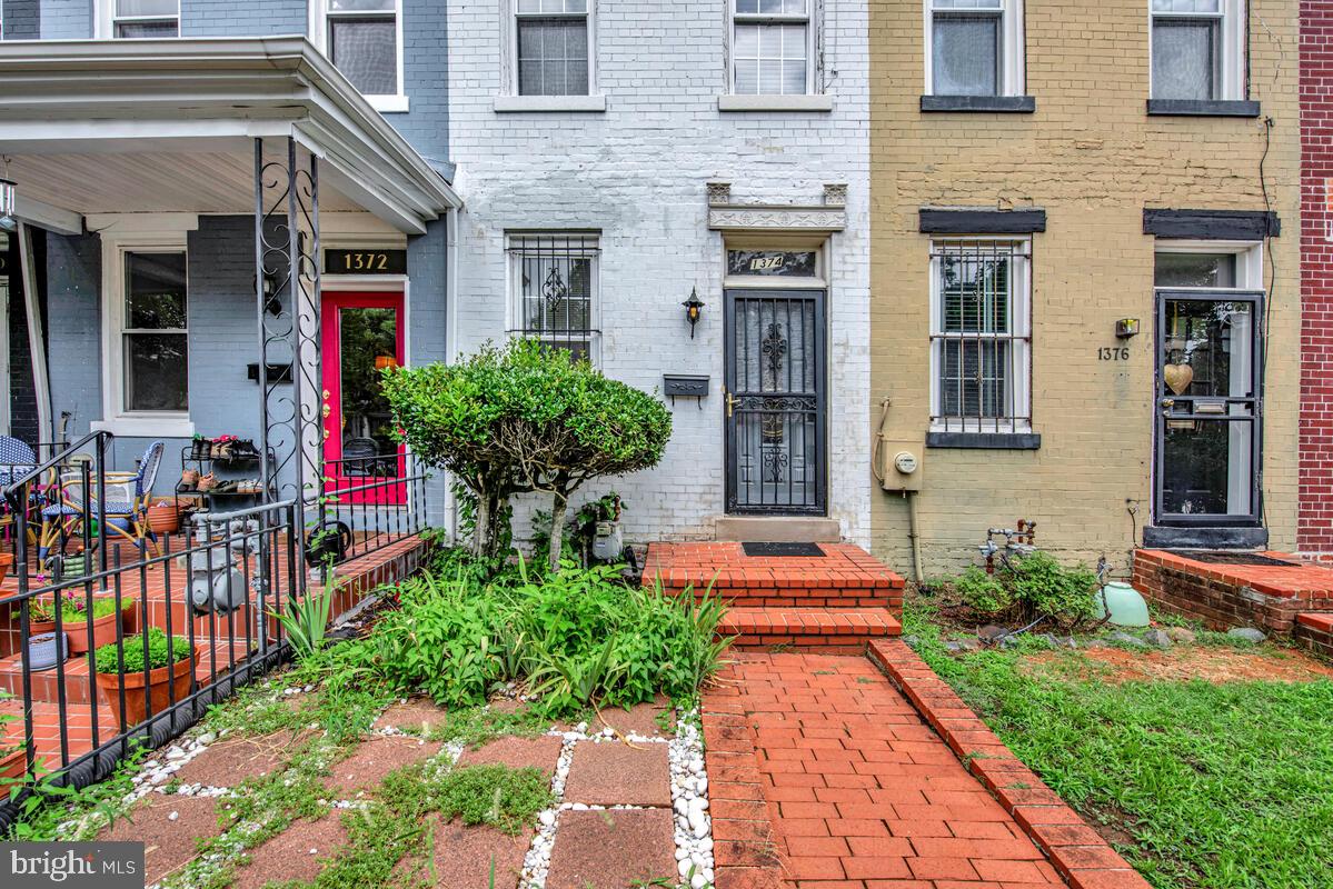 1374 C ST NE, WASHINGTON, District Of Columbia 20002, 2 Bedrooms Bedrooms, ,1 BathroomBathrooms,Residential,For sale,1374 C ST NE,DCDC2204984 MLS # DCDC2204984