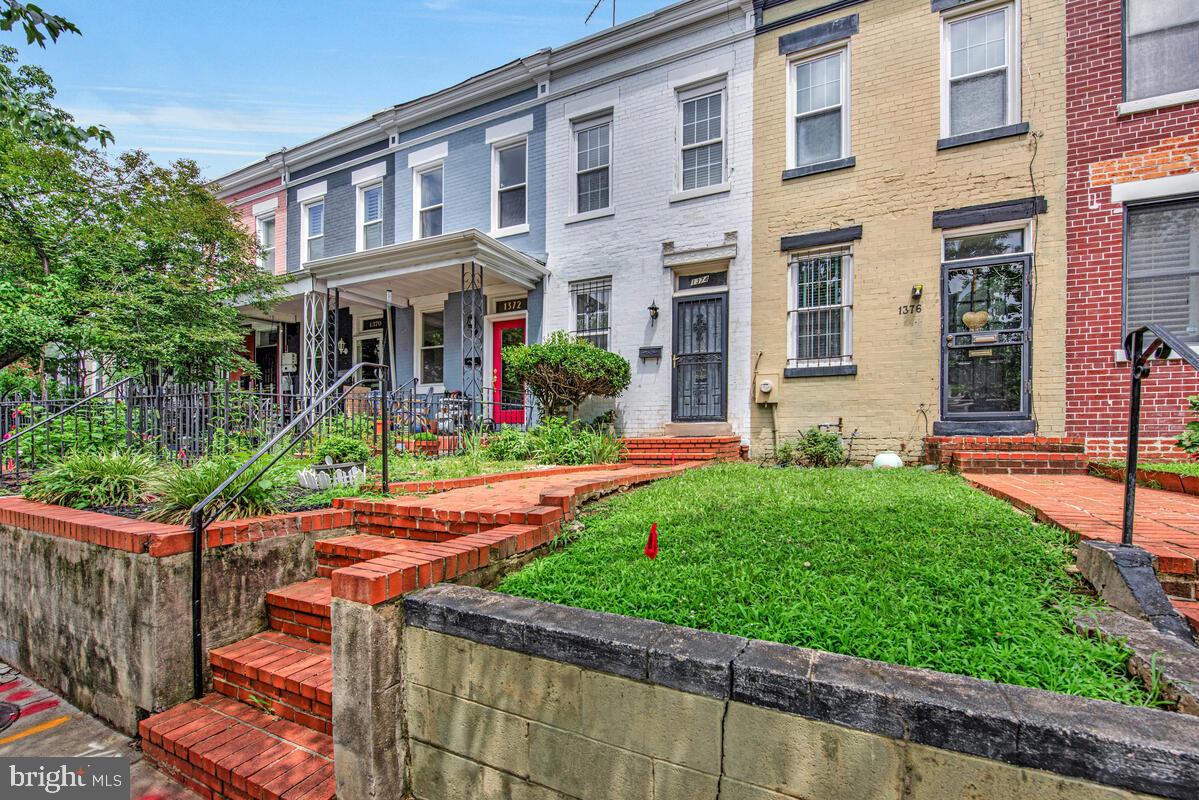 1374 C ST NE, WASHINGTON, District Of Columbia 20002, 2 Bedrooms Bedrooms, ,1 BathroomBathrooms,Residential,For sale,1374 C ST NE,DCDC2204984 MLS # DCDC2204984