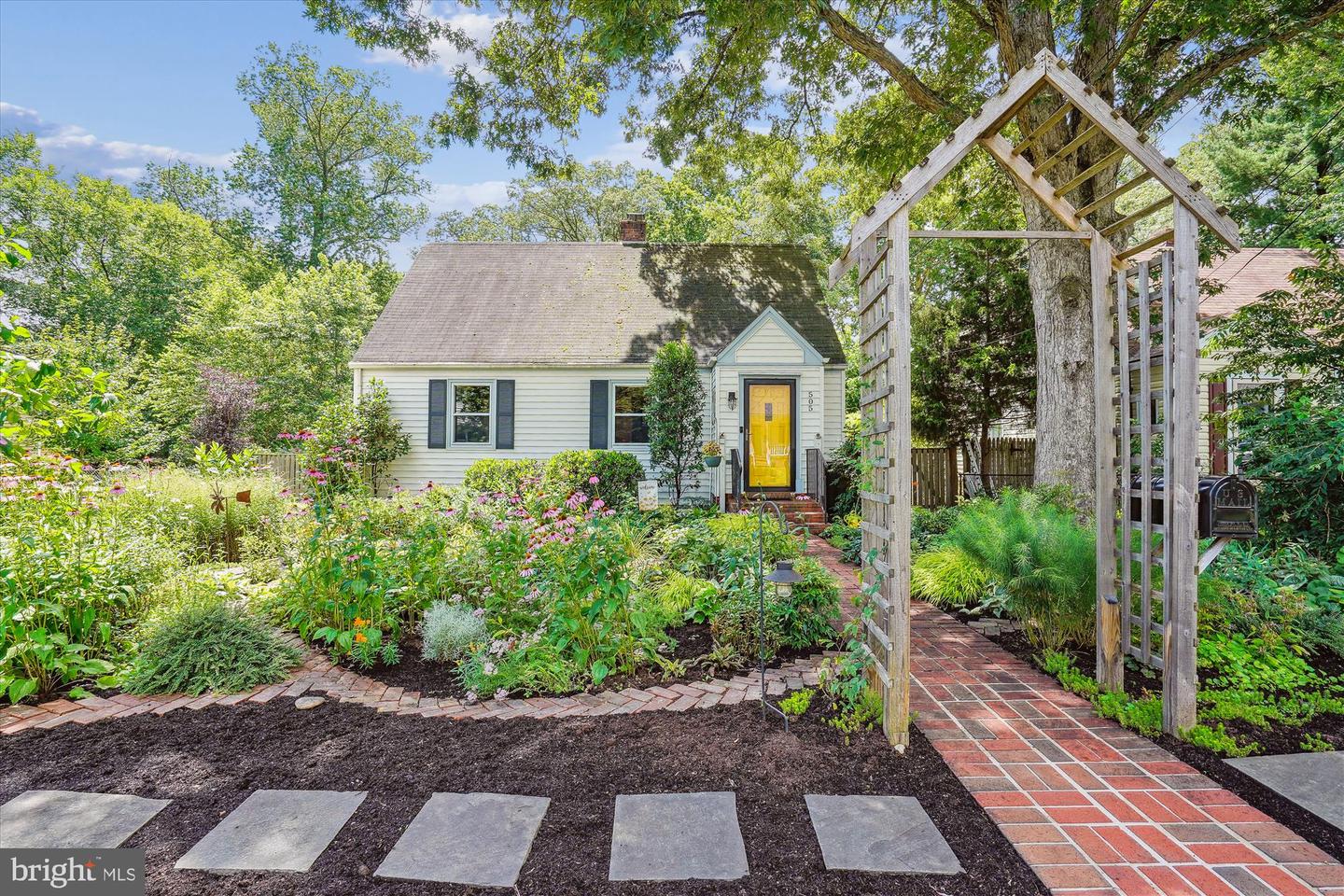 505 RANDOLPH ST, FALLS CHURCH, Virginia 22046, 4 Bedrooms Bedrooms, ,2 BathroomsBathrooms,Residential,For sale,505 RANDOLPH ST,VAFA2003116 MLS # VAFA2003116