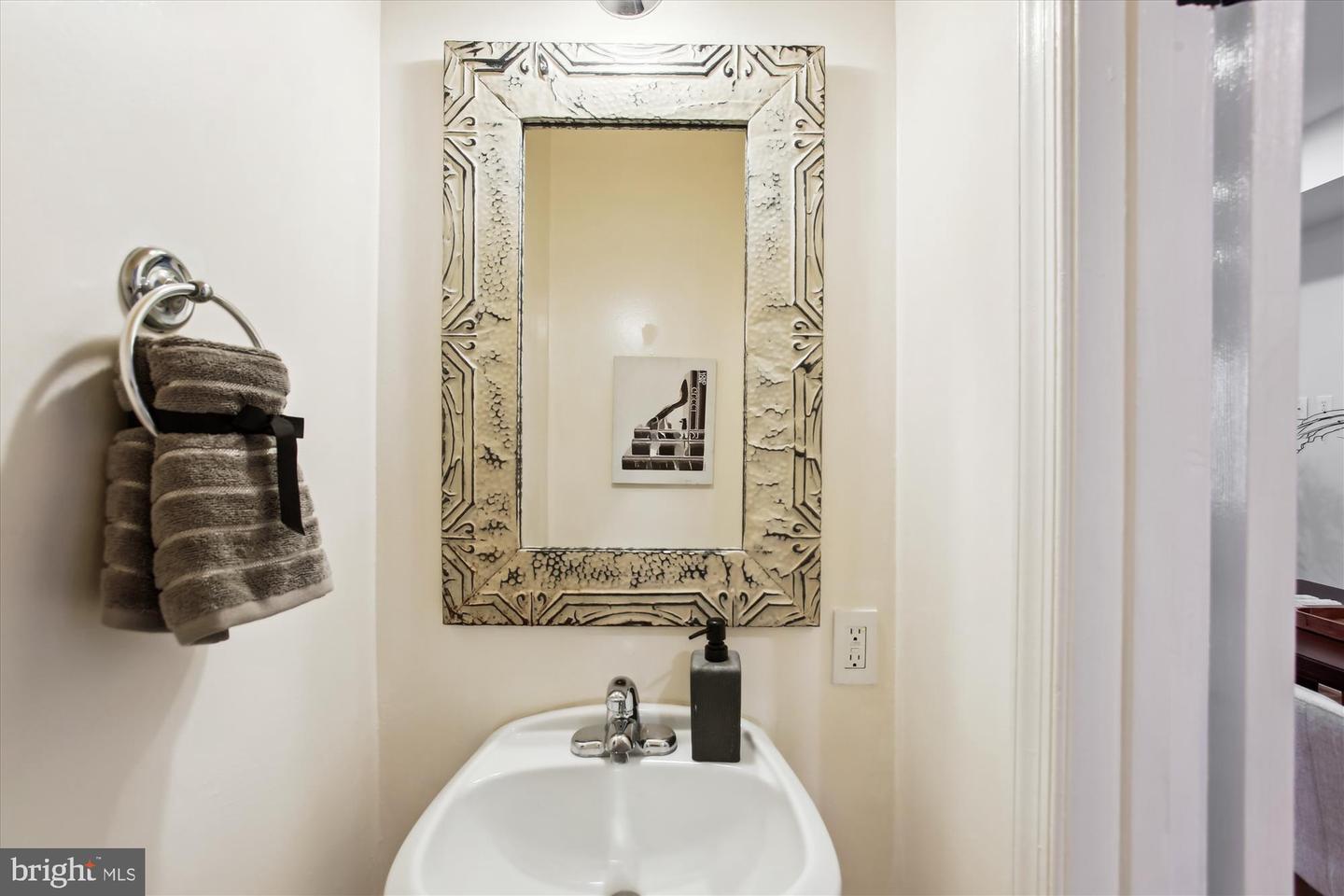 642 14TH PL NE, WASHINGTON, District Of Columbia 20002, 2 Bedrooms Bedrooms, ,1 BathroomBathrooms,Residential,For sale,642 14TH PL NE,DCDC2210168 MLS # DCDC2210168