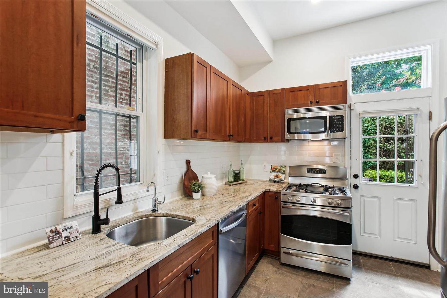 642 14TH PL NE, WASHINGTON, District Of Columbia 20002, 2 Bedrooms Bedrooms, ,1 BathroomBathrooms,Residential,For sale,642 14TH PL NE,DCDC2210168 MLS # DCDC2210168
