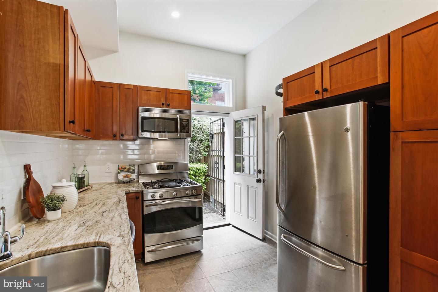 642 14TH PL NE, WASHINGTON, District Of Columbia 20002, 2 Bedrooms Bedrooms, ,1 BathroomBathrooms,Residential,For sale,642 14TH PL NE,DCDC2210168 MLS # DCDC2210168