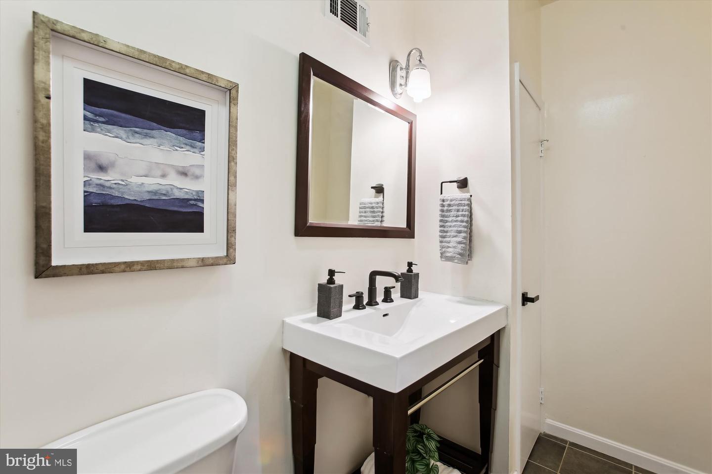 642 14TH PL NE, WASHINGTON, District Of Columbia 20002, 2 Bedrooms Bedrooms, ,1 BathroomBathrooms,Residential,For sale,642 14TH PL NE,DCDC2210168 MLS # DCDC2210168