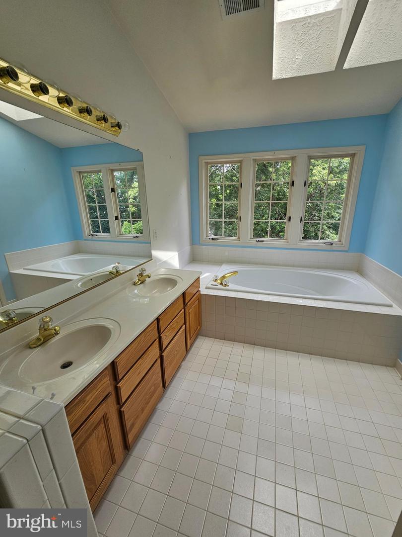 10450 COURTNEY DR, FAIRFAX, Virginia 22030, 3 Bedrooms Bedrooms, ,3 BathroomsBathrooms,Residential,For sale,10450 COURTNEY DR,VAFC2006624 MLS # VAFC2006624