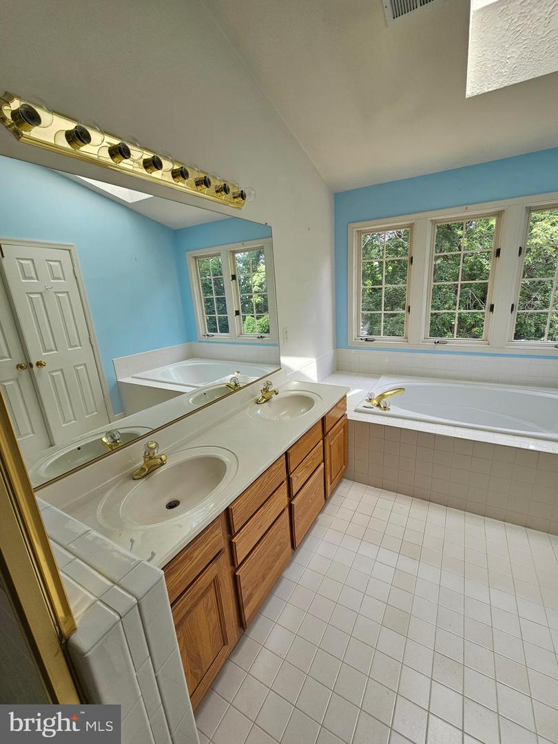 10450 COURTNEY DR, FAIRFAX, Virginia 22030, 3 Bedrooms Bedrooms, ,3 BathroomsBathrooms,Residential,For sale,10450 COURTNEY DR,VAFC2006624 MLS # VAFC2006624