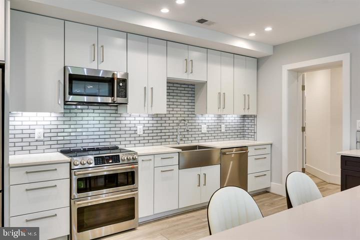 9604 PEMBROKE PL, VIENNA, Virginia 22182, 6 Bedrooms Bedrooms, ,6 BathroomsBathrooms,Residential,For sale,9604 PEMBROKE PL,VAFX2255936 MLS # VAFX2255936