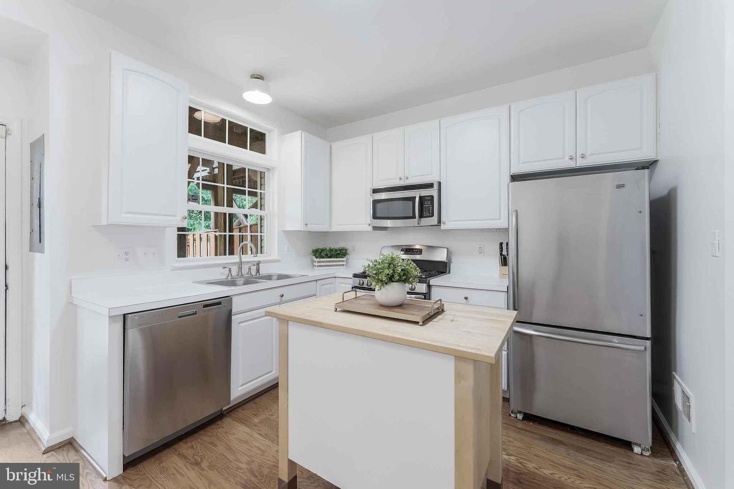1955 TEASEL CT, WOODBRIDGE, Virginia 22192, 3 Bedrooms Bedrooms, 6 Rooms Rooms,2 BathroomsBathrooms,Residential,For sale,1955 TEASEL CT,VAPW2099486 MLS # VAPW2099486