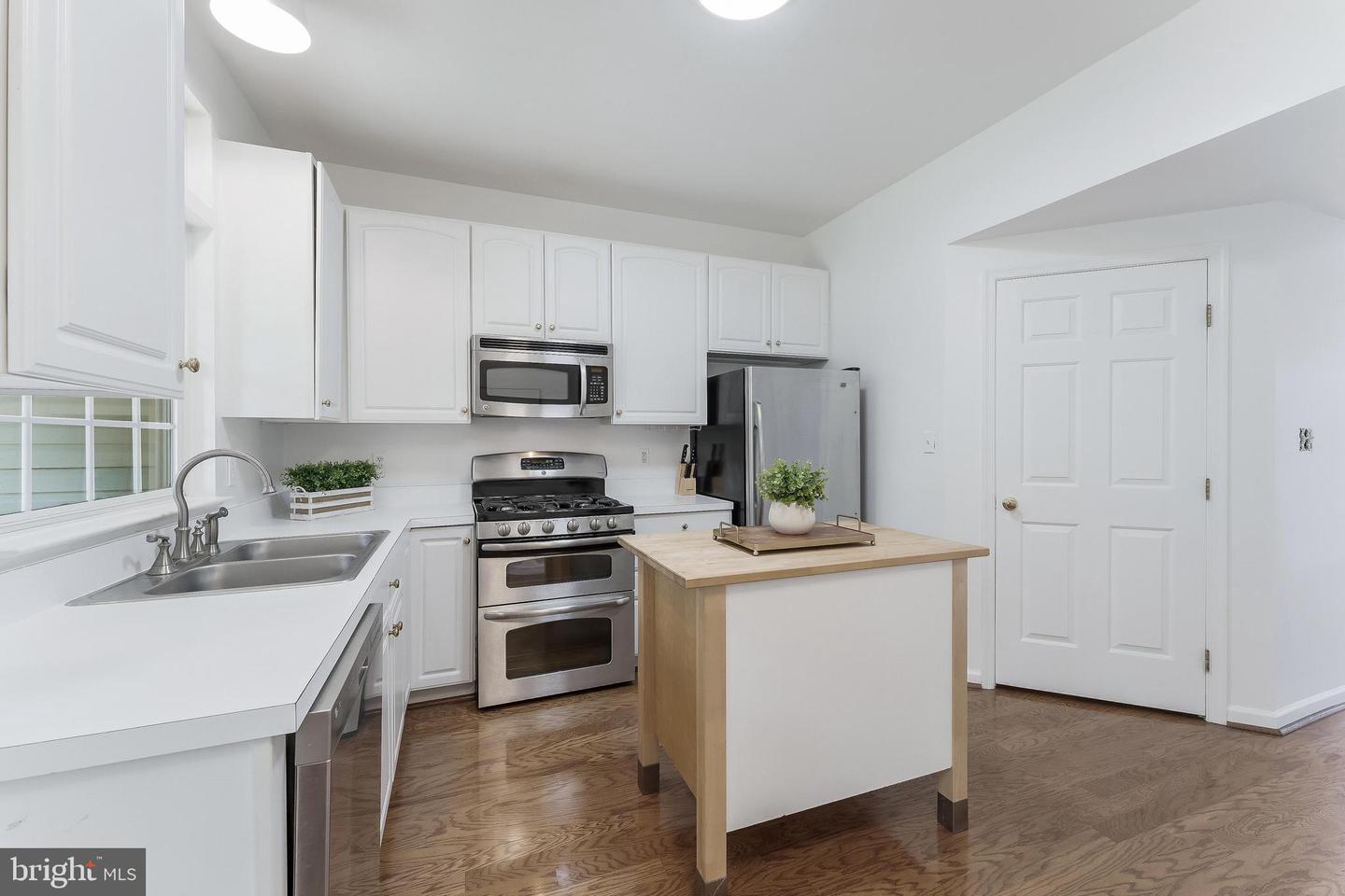 1955 TEASEL CT, WOODBRIDGE, Virginia 22192, 3 Bedrooms Bedrooms, 6 Rooms Rooms,2 BathroomsBathrooms,Residential,For sale,1955 TEASEL CT,VAPW2099486 MLS # VAPW2099486