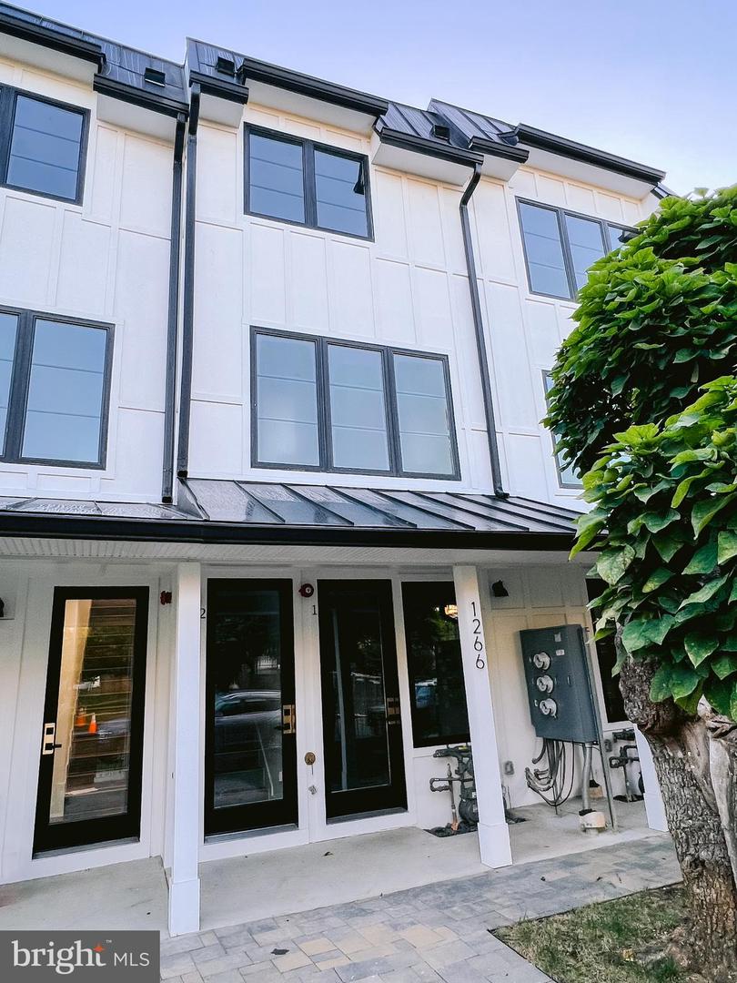 1266 HOLBROOK TER NE #UPPER UNIT, WASHINGTON, District Of Columbia 20002, 2 Bedrooms Bedrooms, ,3 BathroomsBathrooms,Residential,For sale,1266 HOLBROOK TER NE #UPPER UNIT,DCDC2211510 MLS # DCDC2211510