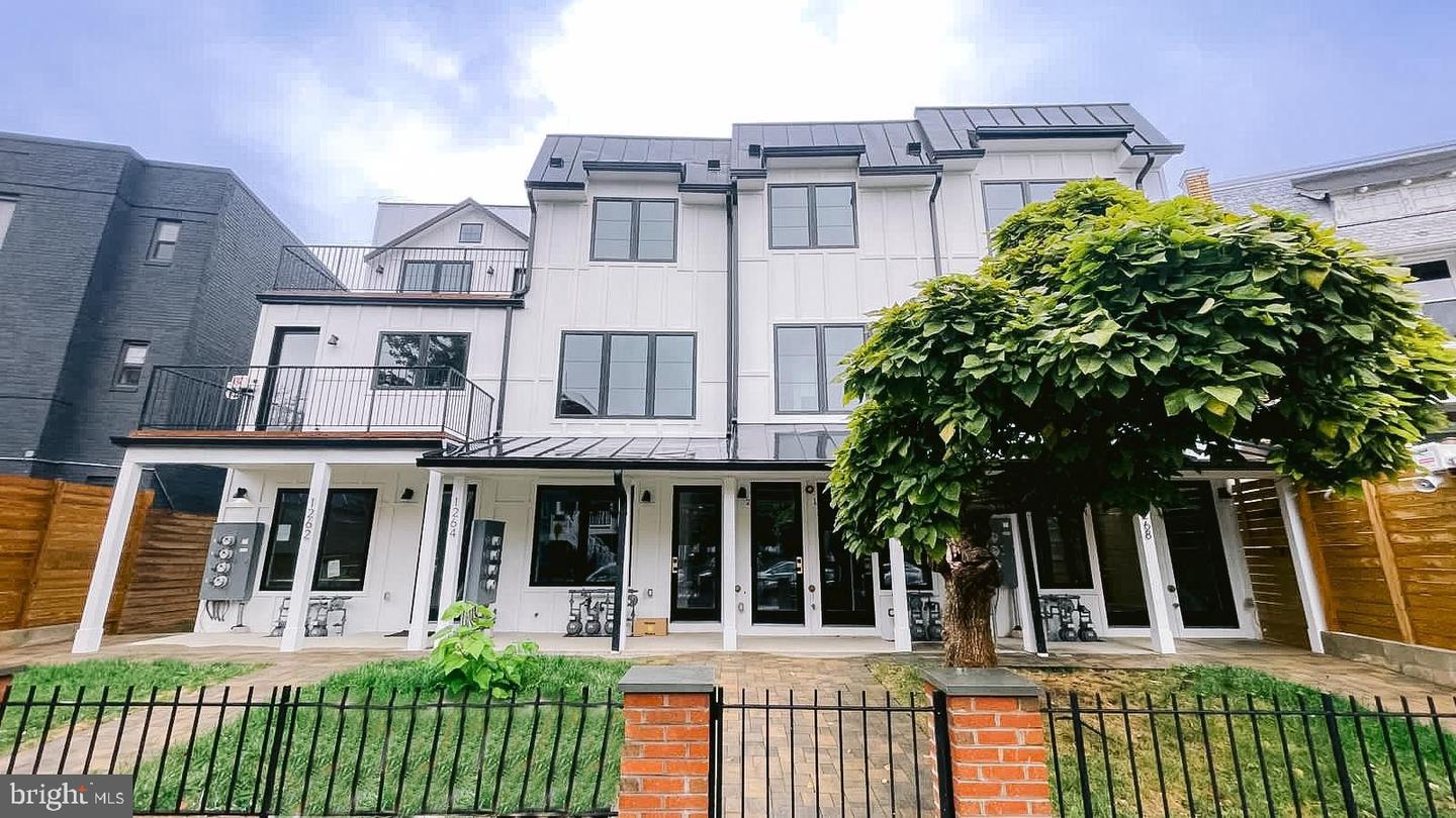 1266 HOLBROOK TER NE #UPPER UNIT, WASHINGTON, District Of Columbia 20002, 2 Bedrooms Bedrooms, ,3 BathroomsBathrooms,Residential,For sale,1266 HOLBROOK TER NE #UPPER UNIT,DCDC2211510 MLS # DCDC2211510