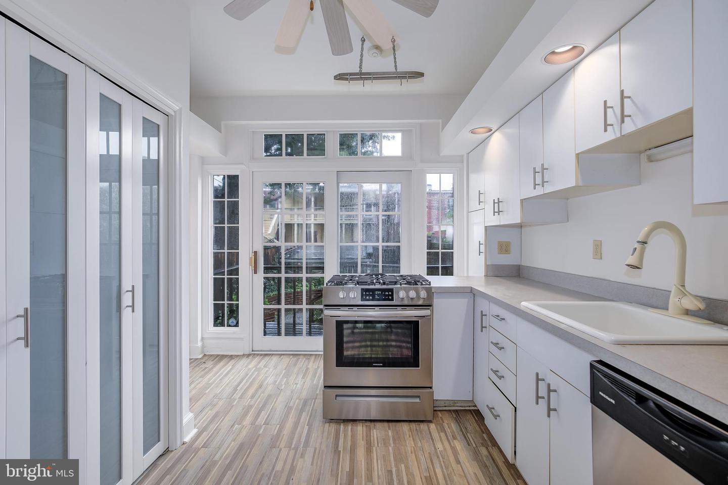 323 14TH ST NE, WASHINGTON, District Of Columbia 20002, 3 Bedrooms Bedrooms, ,1 BathroomBathrooms,Residential,For sale,323 14TH ST NE,DCDC2211528 MLS # DCDC2211528