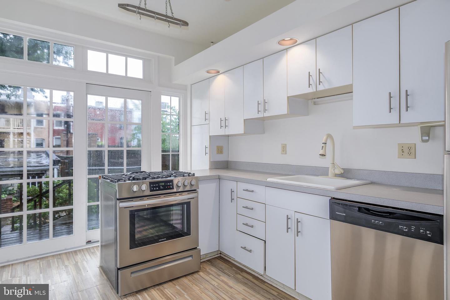 323 14TH ST NE, WASHINGTON, District Of Columbia 20002, 3 Bedrooms Bedrooms, ,1 BathroomBathrooms,Residential,For sale,323 14TH ST NE,DCDC2211528 MLS # DCDC2211528