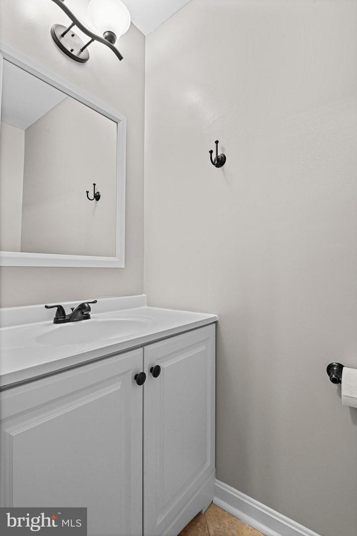 20144 CREW SQ, ASHBURN, Virginia 20147, 2 Bedrooms Bedrooms, ,3 BathroomsBathrooms,Residential,For sale,20144 CREW SQ,VALO2101352 MLS # VALO2101352