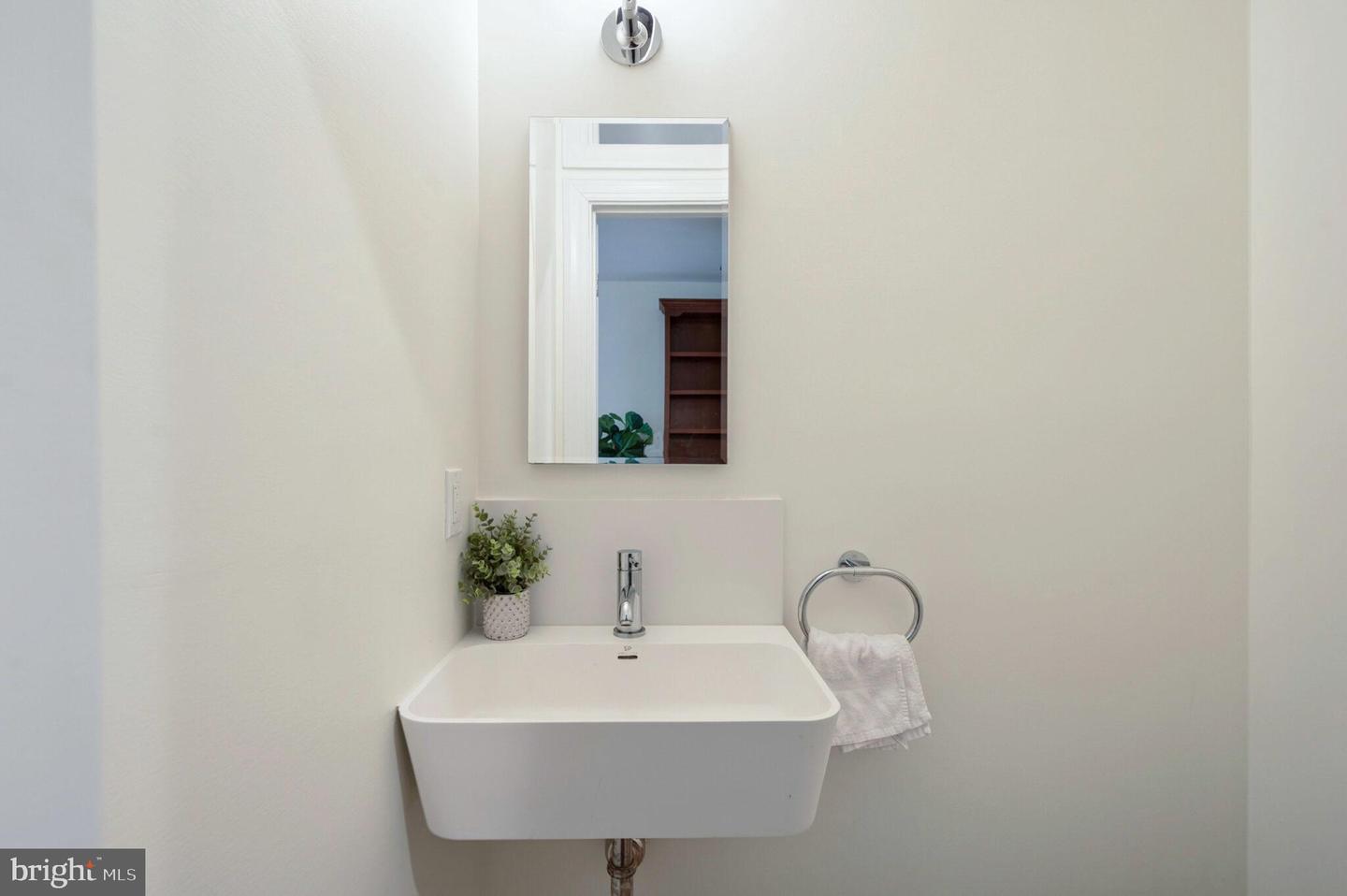 21 7TH ST NE, WASHINGTON, District Of Columbia 20002, 2 Bedrooms Bedrooms, ,2 BathroomsBathrooms,Residential,For sale,21 7TH ST NE,DCDC2207610 MLS # DCDC2207610