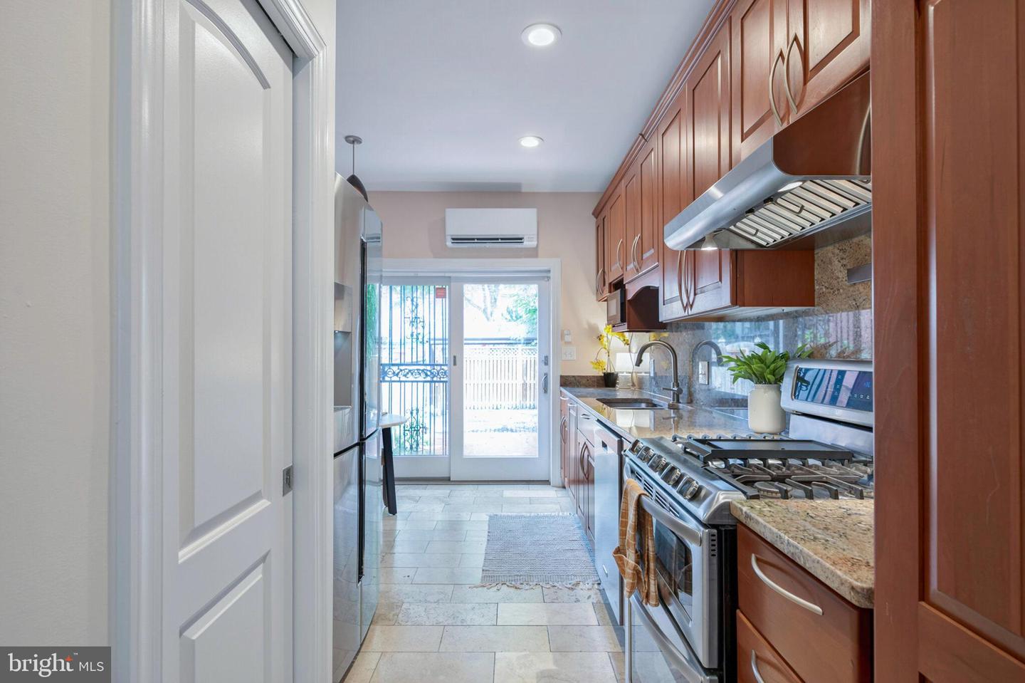 21 7TH ST NE, WASHINGTON, District Of Columbia 20002, 2 Bedrooms Bedrooms, ,2 BathroomsBathrooms,Residential,For sale,21 7TH ST NE,DCDC2207610 MLS # DCDC2207610