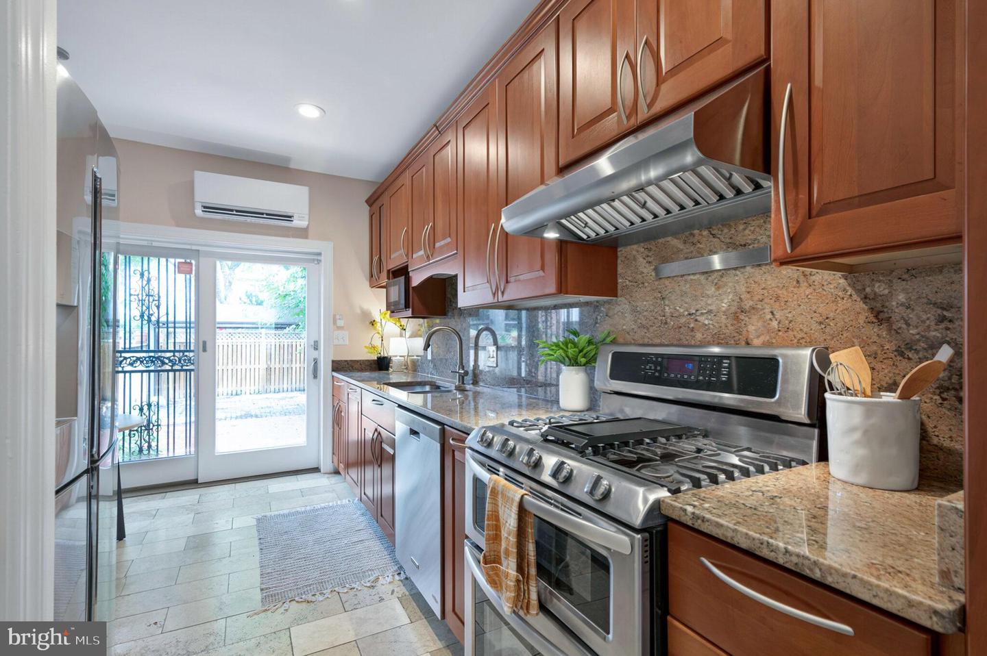 21 7TH ST NE, WASHINGTON, District Of Columbia 20002, 2 Bedrooms Bedrooms, ,2 BathroomsBathrooms,Residential,For sale,21 7TH ST NE,DCDC2207610 MLS # DCDC2207610
