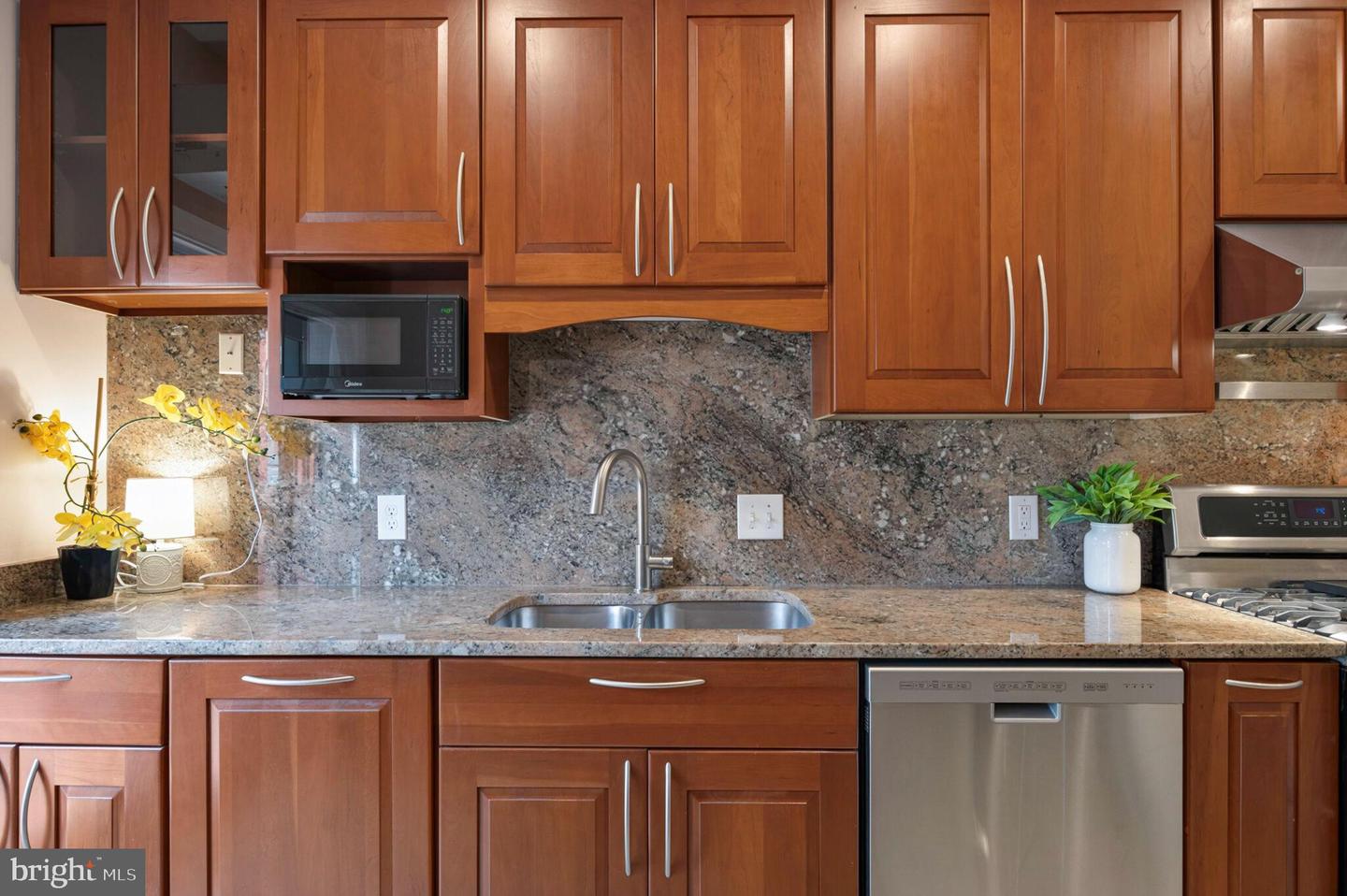 21 7TH ST NE, WASHINGTON, District Of Columbia 20002, 2 Bedrooms Bedrooms, ,2 BathroomsBathrooms,Residential,For sale,21 7TH ST NE,DCDC2207610 MLS # DCDC2207610