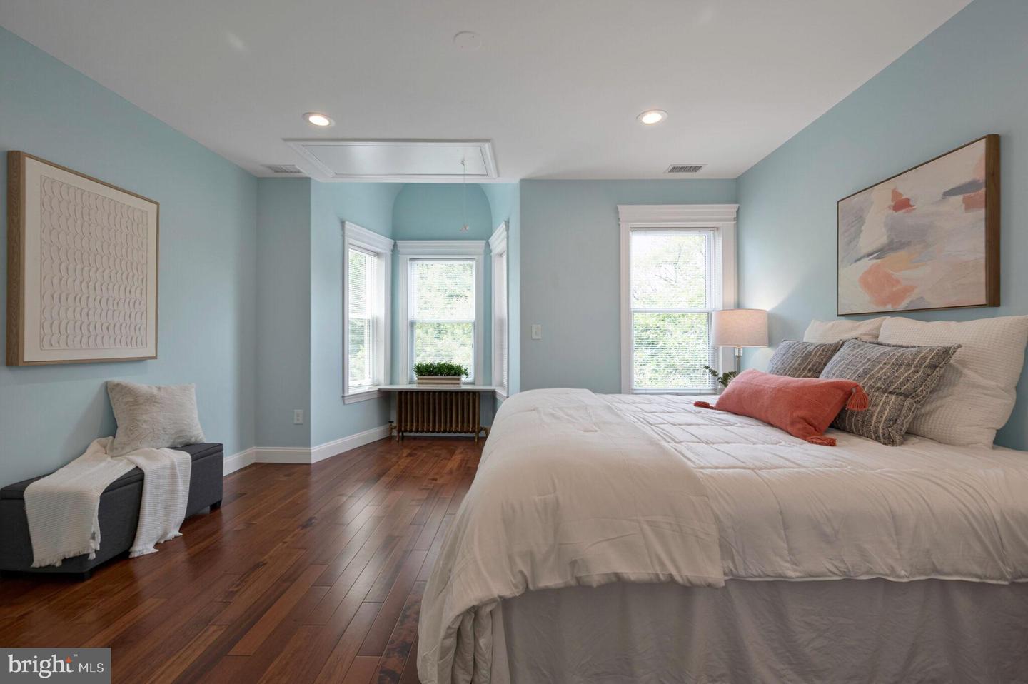21 7TH ST NE, WASHINGTON, District Of Columbia 20002, 2 Bedrooms Bedrooms, ,2 BathroomsBathrooms,Residential,For sale,21 7TH ST NE,DCDC2207610 MLS # DCDC2207610