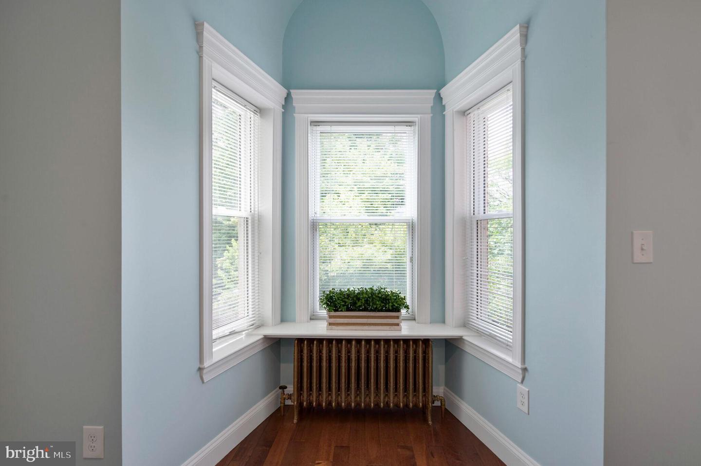 21 7TH ST NE, WASHINGTON, District Of Columbia 20002, 2 Bedrooms Bedrooms, ,2 BathroomsBathrooms,Residential,For sale,21 7TH ST NE,DCDC2207610 MLS # DCDC2207610