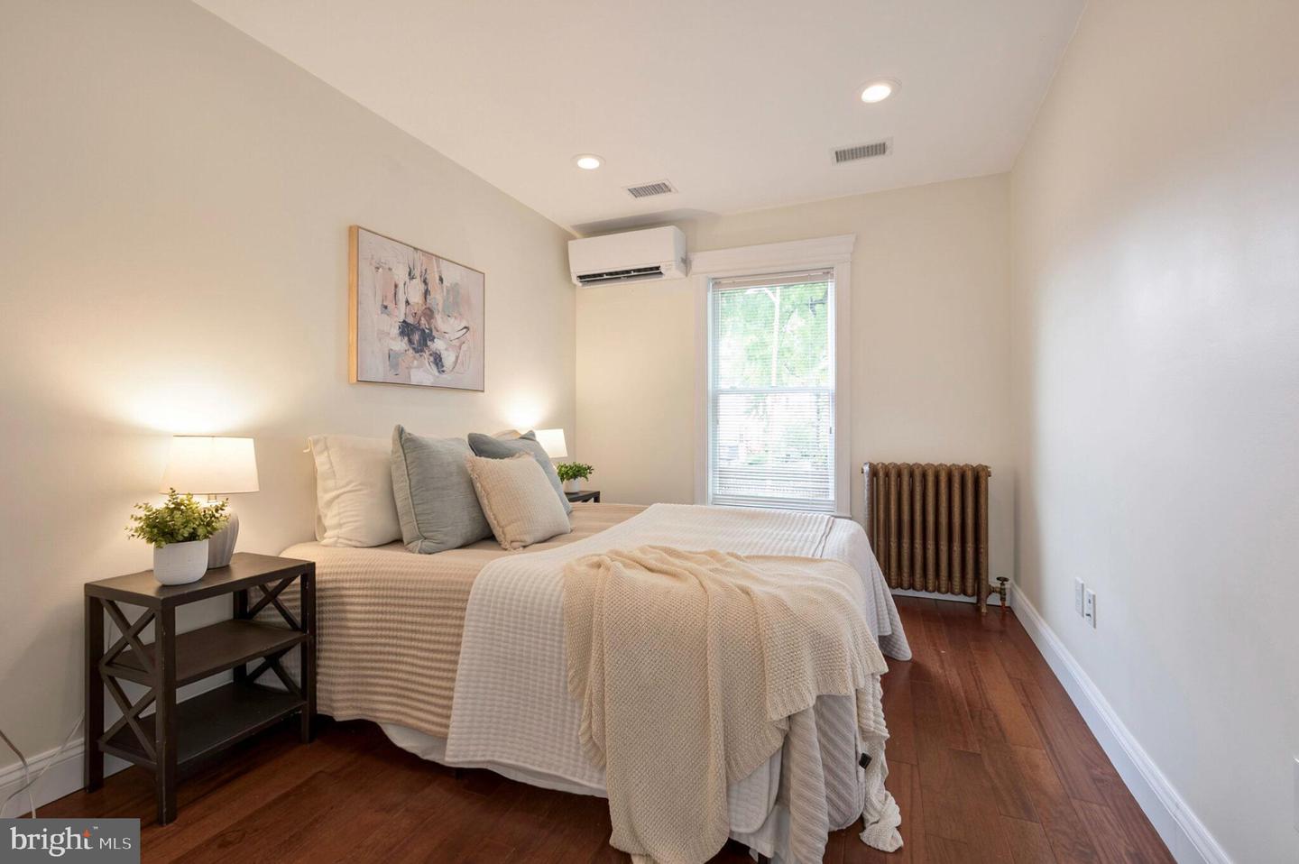 21 7TH ST NE, WASHINGTON, District Of Columbia 20002, 2 Bedrooms Bedrooms, ,2 BathroomsBathrooms,Residential,For sale,21 7TH ST NE,DCDC2207610 MLS # DCDC2207610