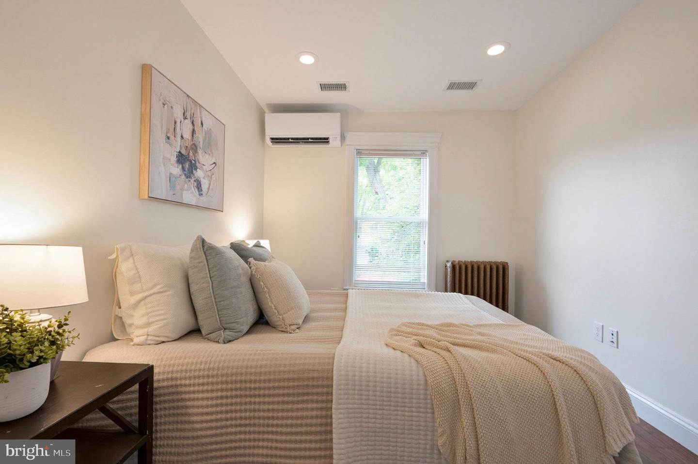 21 7TH ST NE, WASHINGTON, District Of Columbia 20002, 2 Bedrooms Bedrooms, ,2 BathroomsBathrooms,Residential,For sale,21 7TH ST NE,DCDC2207610 MLS # DCDC2207610