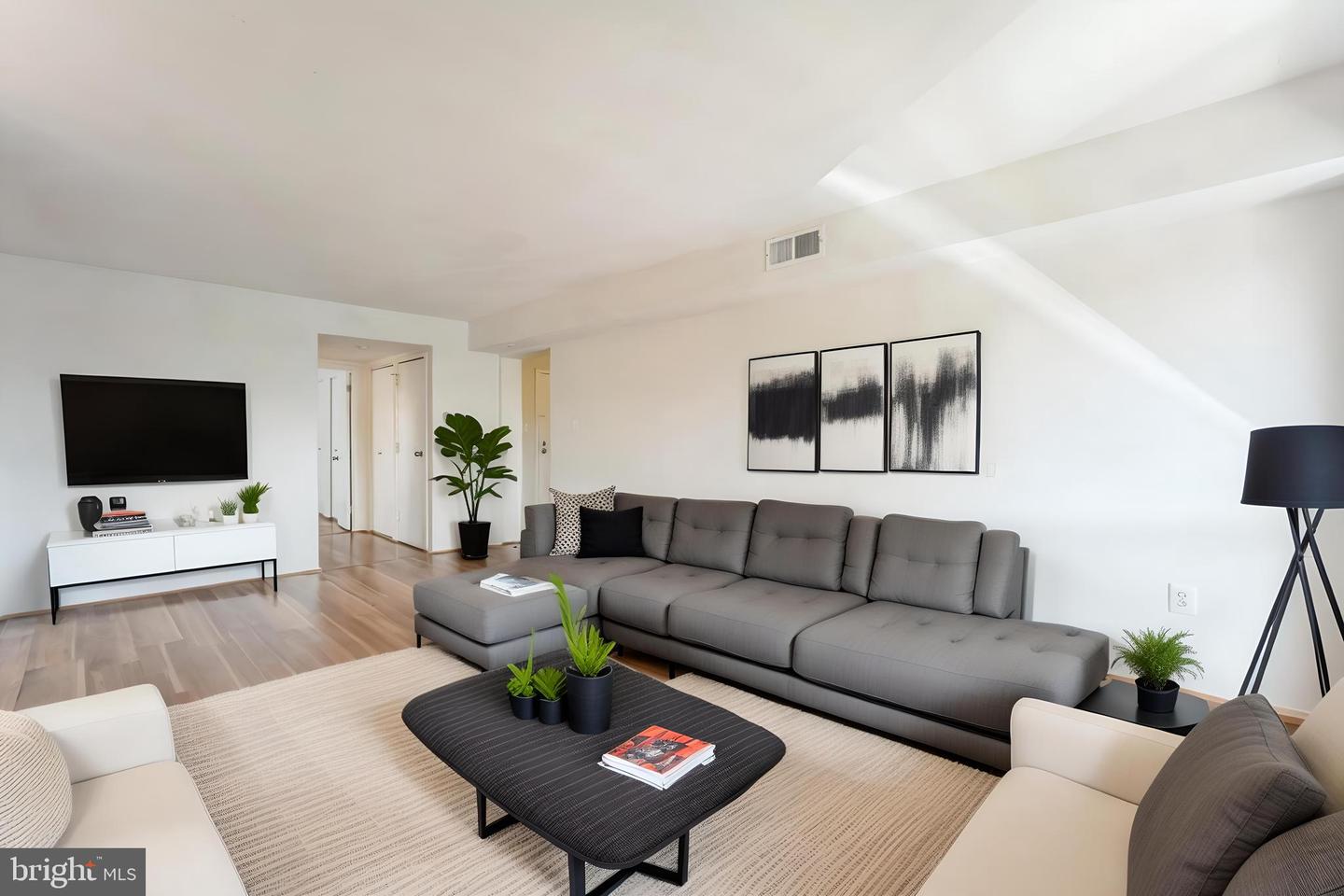 5758 VILLAGE GREEN DR #E, ALEXANDRIA, Virginia 22309, 2 Bedrooms Bedrooms, ,1 BathroomBathrooms,Residential,For sale,5758 VILLAGE GREEN DR #E,VAFX2253556 MLS # VAFX2253556