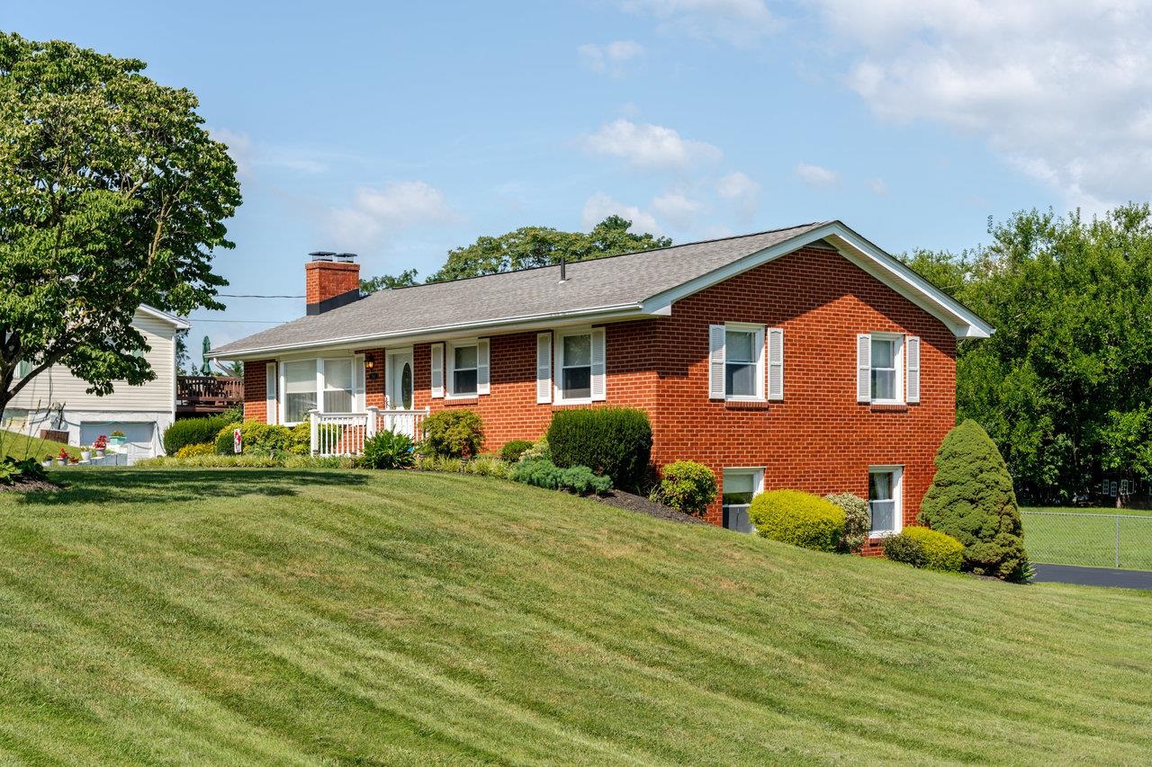 780 BROADVIEW DR, HARRISONBURG, Virginia 22802, 3 Bedrooms Bedrooms, ,1 BathroomBathrooms,Residential,780 BROADVIEW DR,667055 MLS # 667055