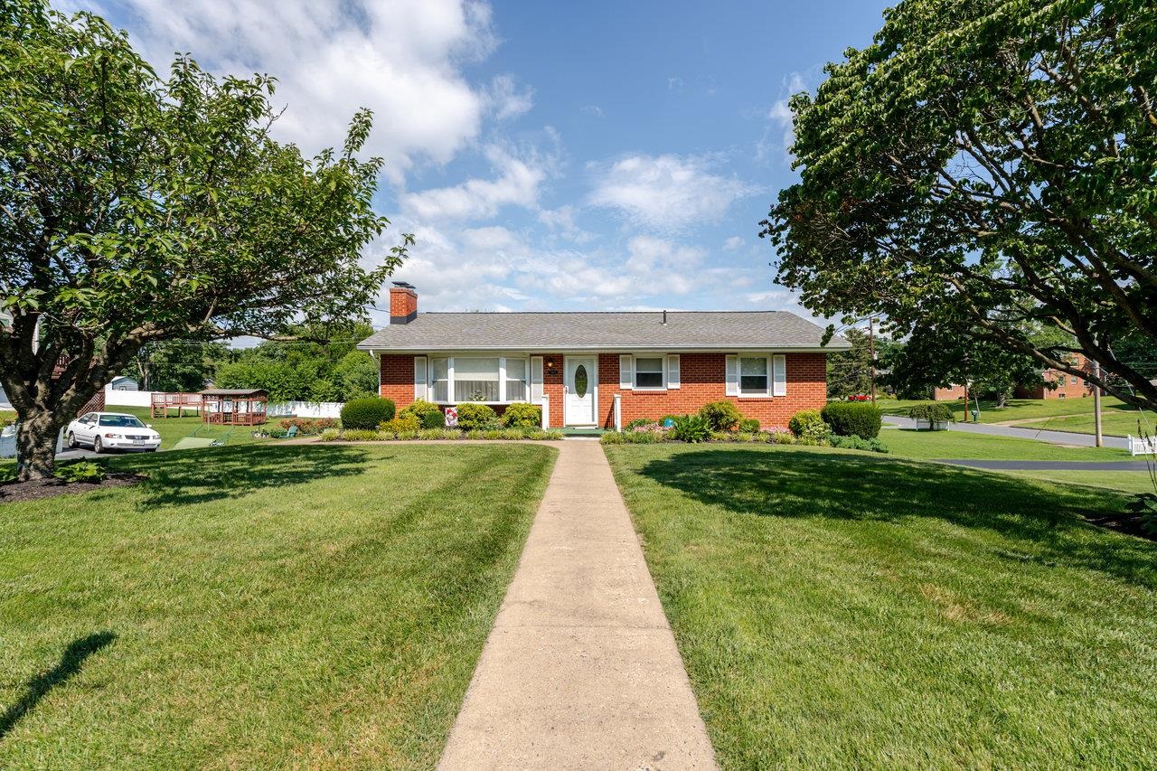 780 BROADVIEW DR, HARRISONBURG, Virginia 22802, 3 Bedrooms Bedrooms, ,1 BathroomBathrooms,Residential,780 BROADVIEW DR,667055 MLS # 667055