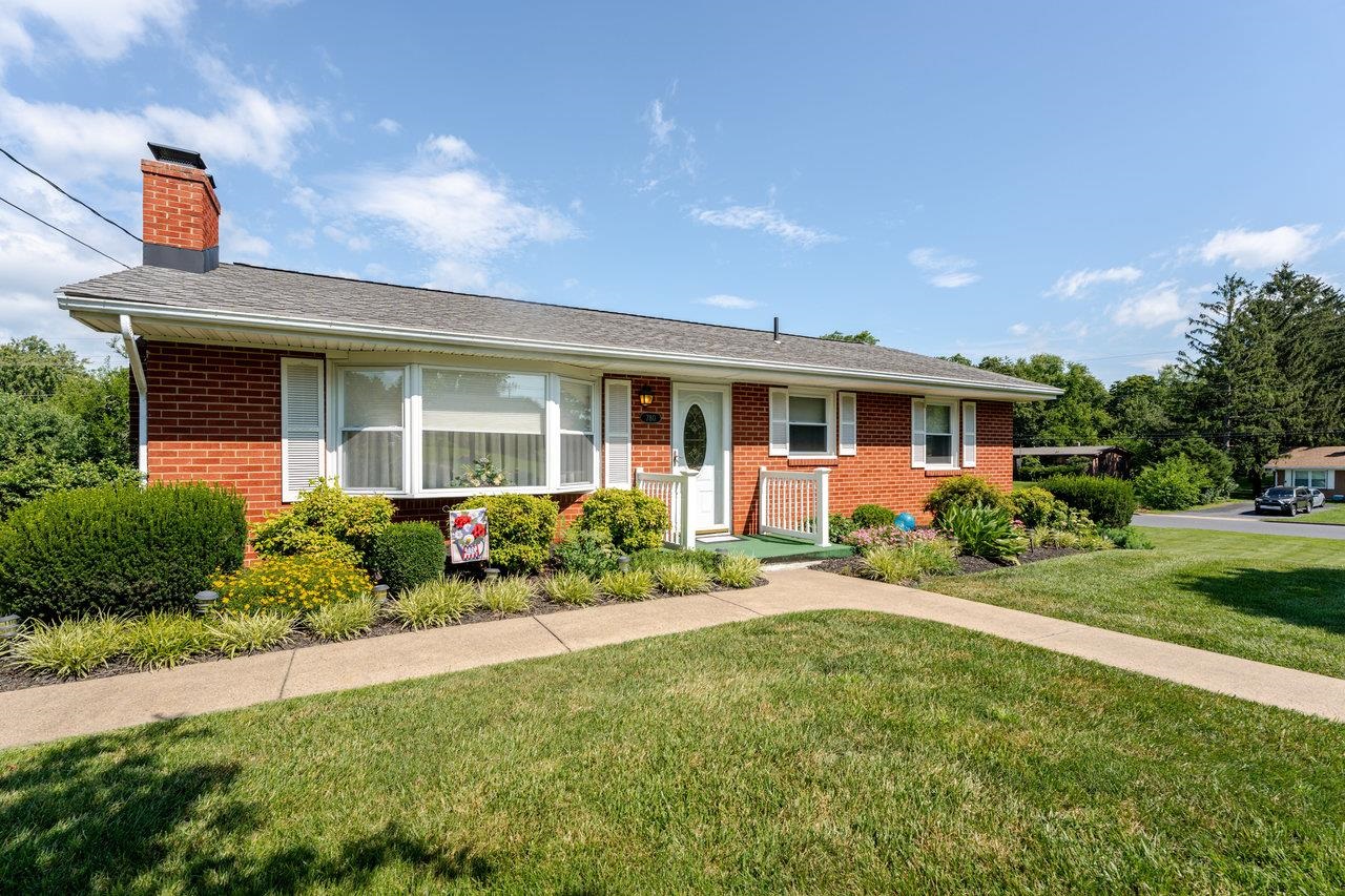 780 BROADVIEW DR, HARRISONBURG, Virginia 22802, 3 Bedrooms Bedrooms, ,1 BathroomBathrooms,Residential,780 BROADVIEW DR,667055 MLS # 667055