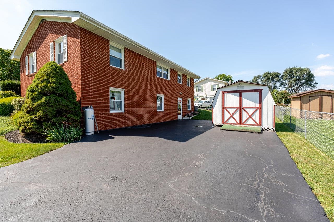 780 BROADVIEW DR, HARRISONBURG, Virginia 22802, 3 Bedrooms Bedrooms, ,1 BathroomBathrooms,Residential,780 BROADVIEW DR,667055 MLS # 667055