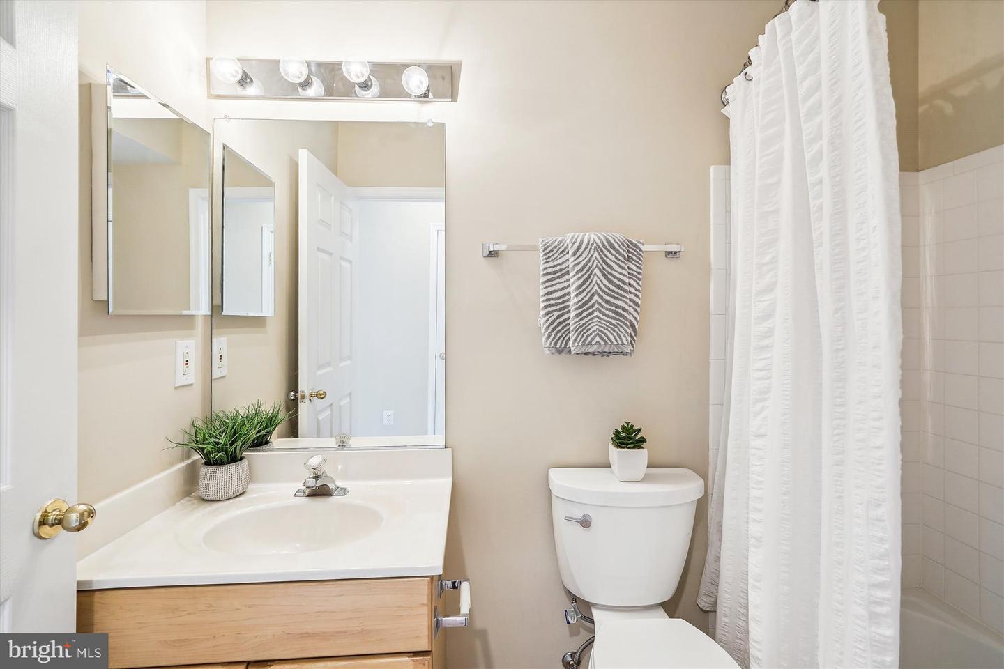 25280 LAKE SHORE SQ #303, CHANTILLY, Virginia 20152, 2 Bedrooms Bedrooms, ,2 BathroomsBathrooms,Residential,For sale,25280 LAKE SHORE SQ #303,VALO2102464 MLS # VALO2102464