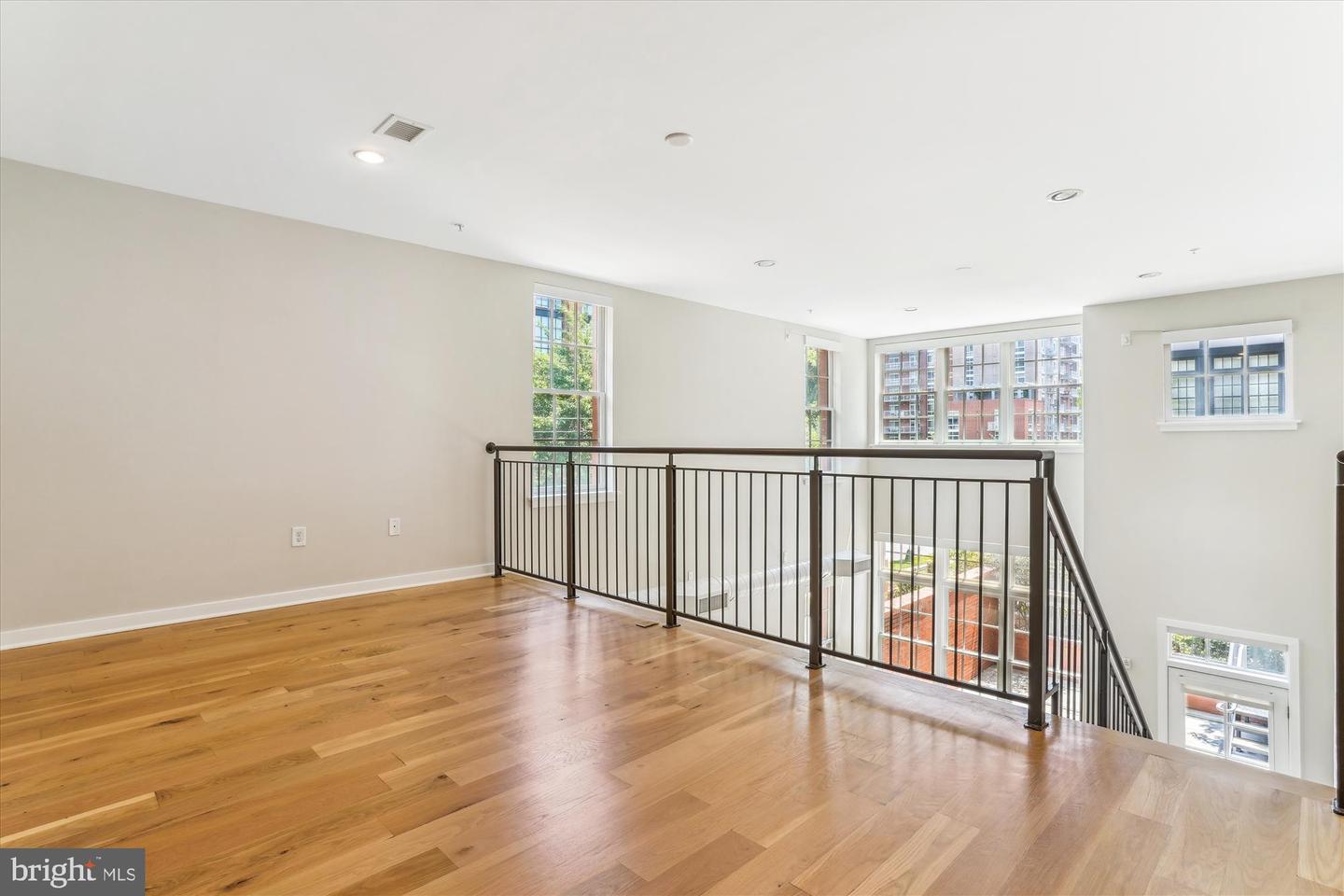 1610 N QUEEN ST #211, ARLINGTON, Virginia 22209, 2 Bedrooms Bedrooms, ,2 BathroomsBathrooms,Residential,For sale,1610 N QUEEN ST #211,VAAR2061042 MLS # VAAR2061042