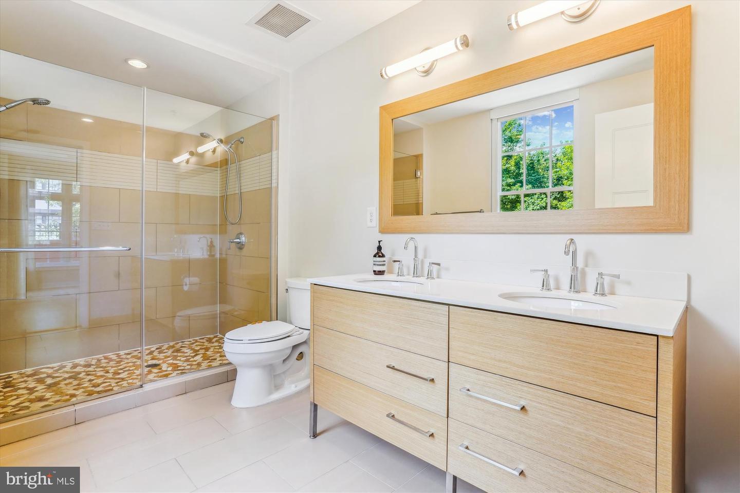 1610 N QUEEN ST #211, ARLINGTON, Virginia 22209, 2 Bedrooms Bedrooms, ,2 BathroomsBathrooms,Residential,For sale,1610 N QUEEN ST #211,VAAR2061042 MLS # VAAR2061042