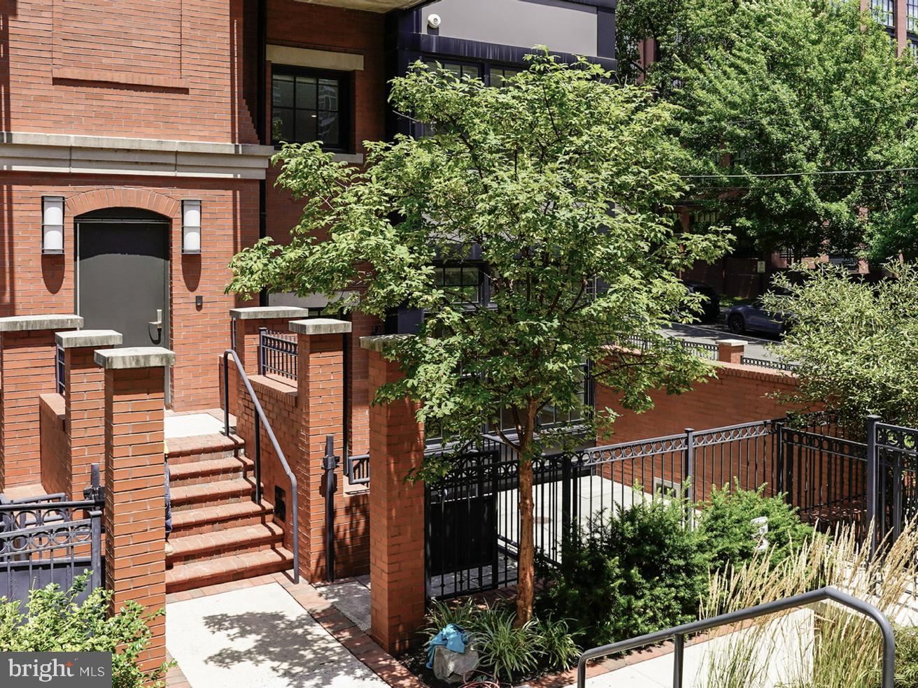 1610 N QUEEN ST #211, ARLINGTON, Virginia 22209, 2 Bedrooms Bedrooms, ,2 BathroomsBathrooms,Residential,For sale,1610 N QUEEN ST #211,VAAR2061042 MLS # VAAR2061042