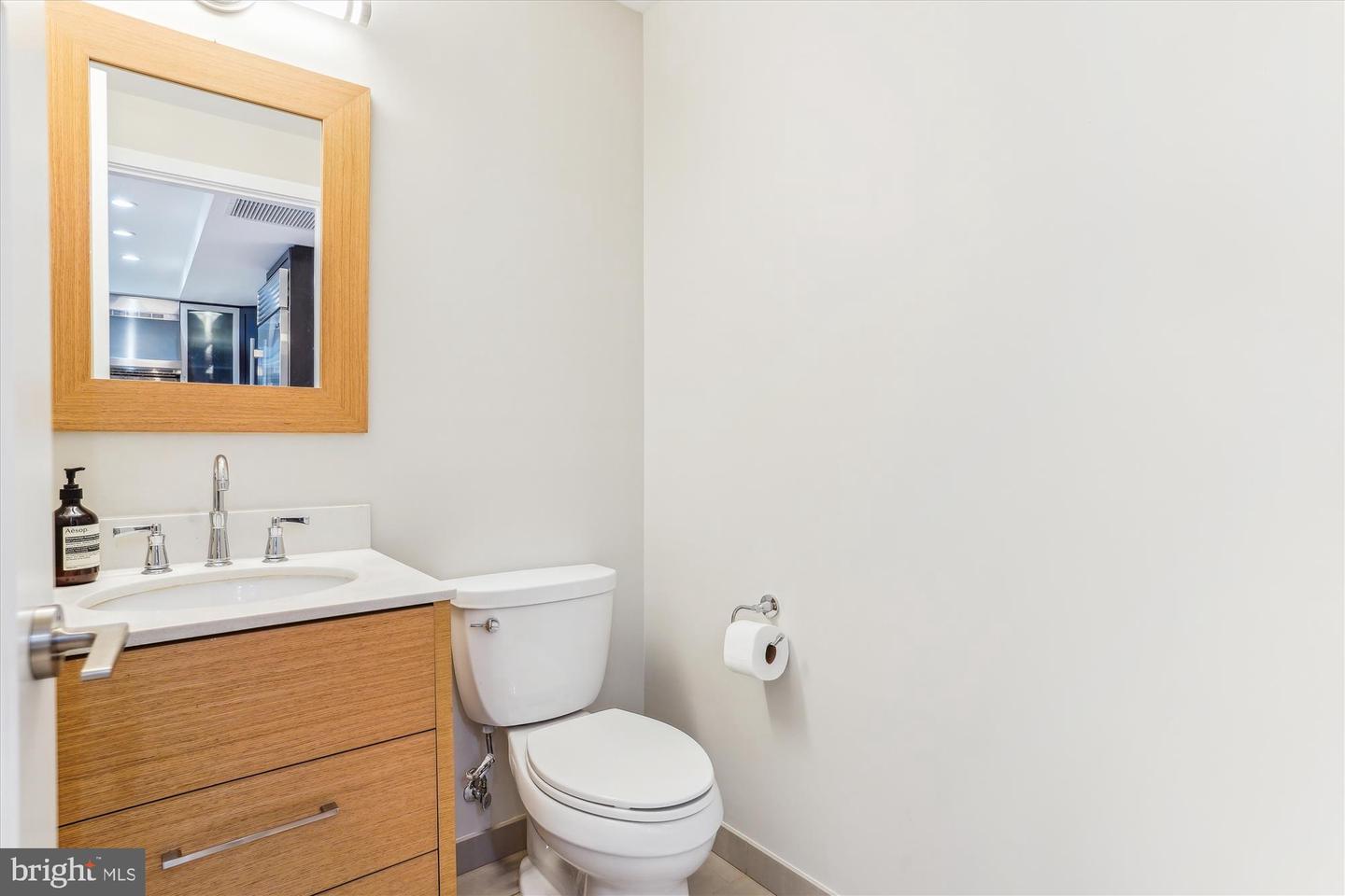 1610 N QUEEN ST #211, ARLINGTON, Virginia 22209, 2 Bedrooms Bedrooms, ,2 BathroomsBathrooms,Residential,For sale,1610 N QUEEN ST #211,VAAR2061042 MLS # VAAR2061042
