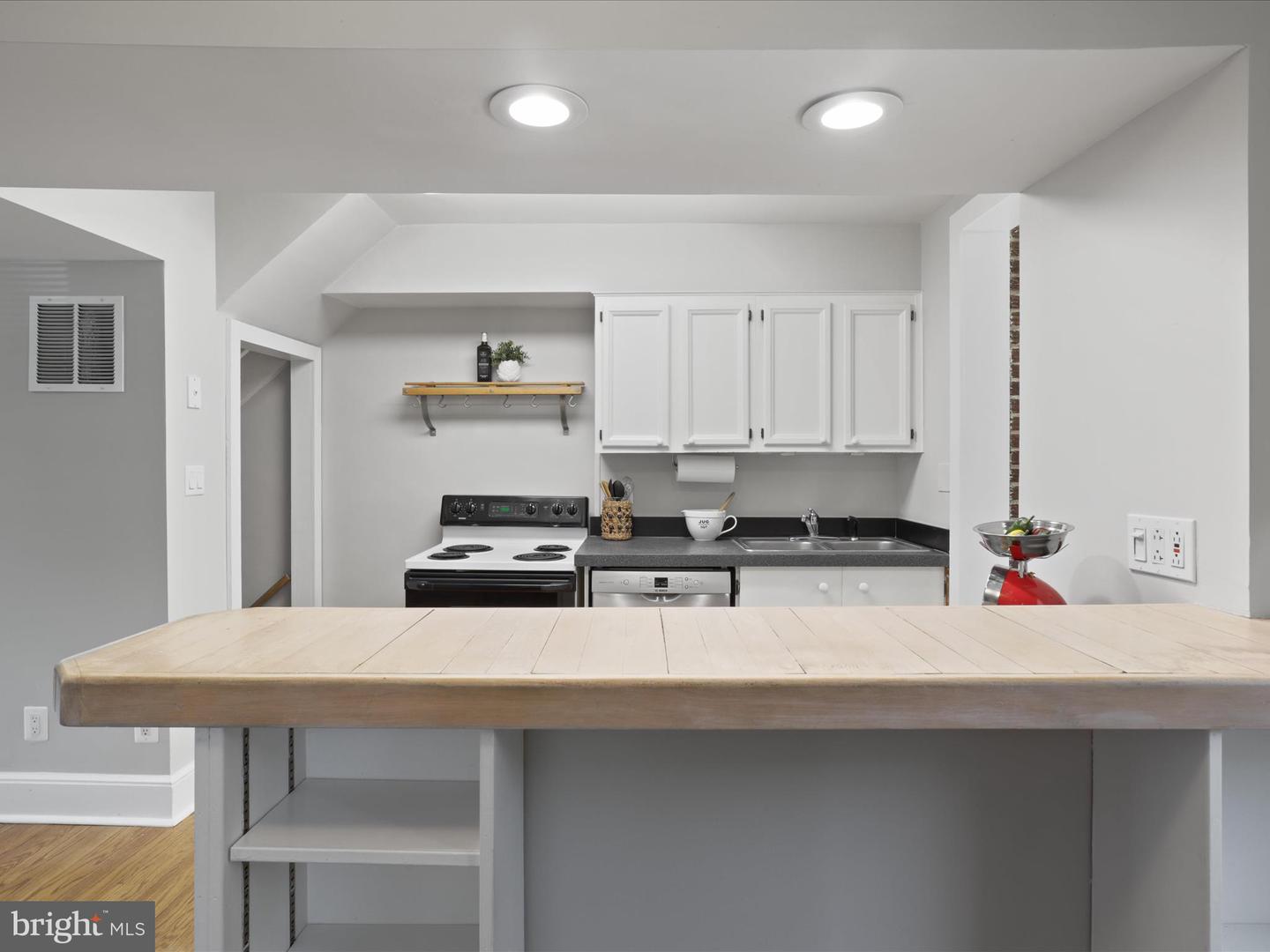 3717 3RD ST S, ARLINGTON, Virginia 22204, 2 Bedrooms Bedrooms, ,1 BathroomBathrooms,Residential,For sale,3717 3RD ST S,VAAR2061152 MLS # VAAR2061152
