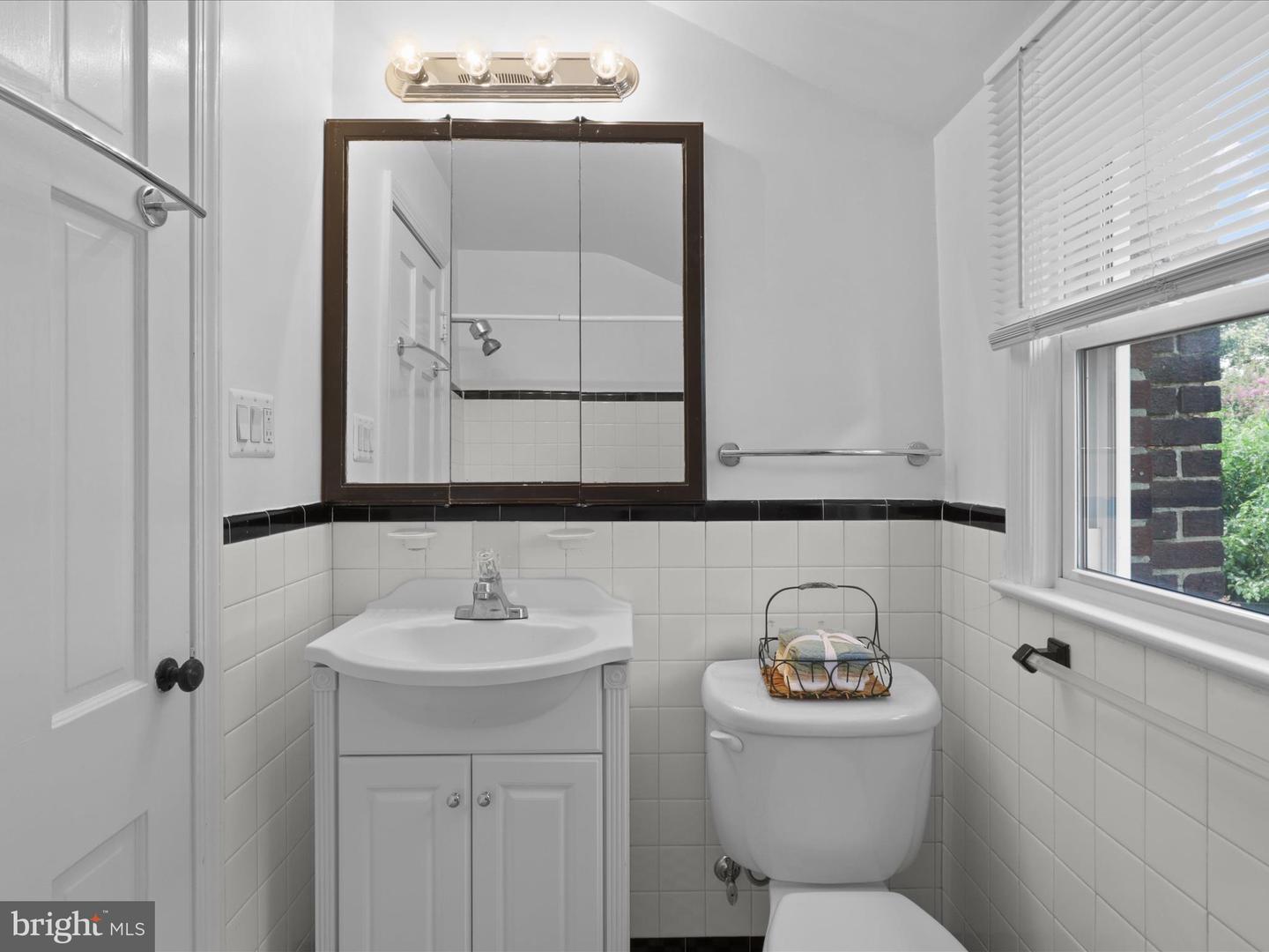 3717 3RD ST S, ARLINGTON, Virginia 22204, 2 Bedrooms Bedrooms, ,1 BathroomBathrooms,Residential,For sale,3717 3RD ST S,VAAR2061152 MLS # VAAR2061152