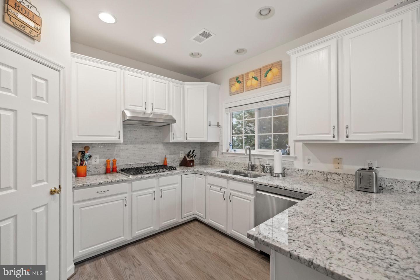 236 HAWKS VIEW SQ SE, LEESBURG, Virginia 20175, 3 Bedrooms Bedrooms, ,2 BathroomsBathrooms,Residential,For sale,236 HAWKS VIEW SQ SE,VALO2102830 MLS # VALO2102830