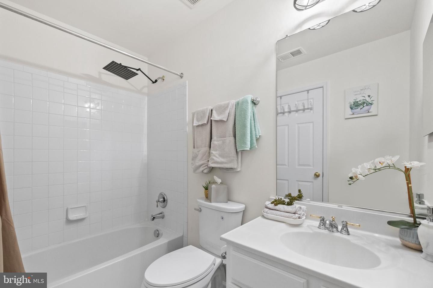 236 HAWKS VIEW SQ SE, LEESBURG, Virginia 20175, 3 Bedrooms Bedrooms, ,2 BathroomsBathrooms,Residential,For sale,236 HAWKS VIEW SQ SE,VALO2102830 MLS # VALO2102830
