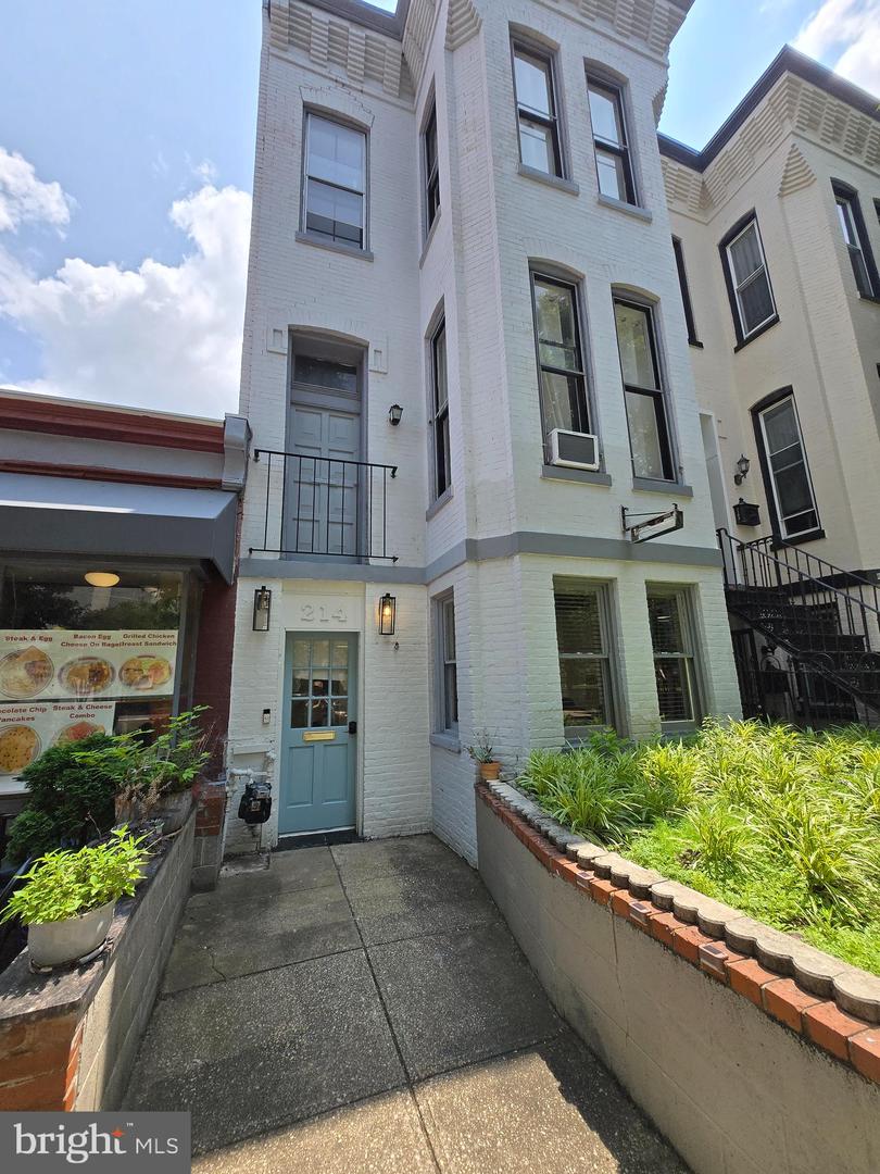 214 2ND ST SE, WASHINGTON, District Of Columbia 20003, 5 Bedrooms Bedrooms, ,2 BathroomsBathrooms,Residential,For sale,214 2ND ST SE,DCDC2211554 MLS # DCDC2211554