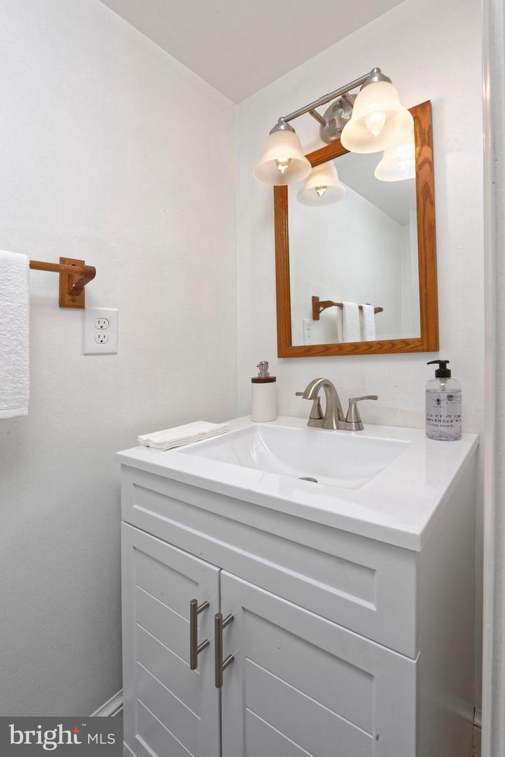 35739 HAYMAN LN, ROUND HILL, Virginia 20141, 3 Bedrooms Bedrooms, ,2 BathroomsBathrooms,Residential,For sale,35739 HAYMAN LN,VALO2095024 MLS # VALO2095024