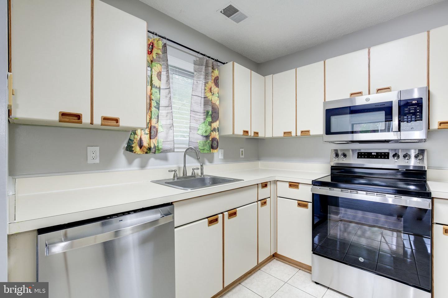1963-A VILLARIDGE DR, RESTON, Virginia 20191, 2 Bedrooms Bedrooms, ,1 BathroomBathrooms,Residential,For sale,1963-A VILLARIDGE DR,VAFX2246630 MLS # VAFX2246630