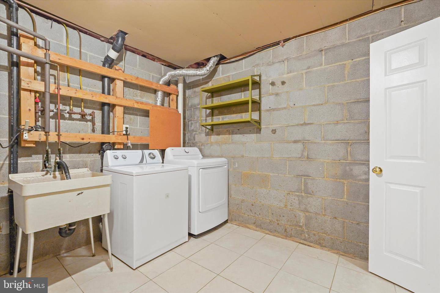 9814 NATICK RD, BURKE, Virginia 22015, 6 Bedrooms Bedrooms, ,3 BathroomsBathrooms,Residential,For sale,9814 NATICK RD,VAFX2255456 MLS # VAFX2255456