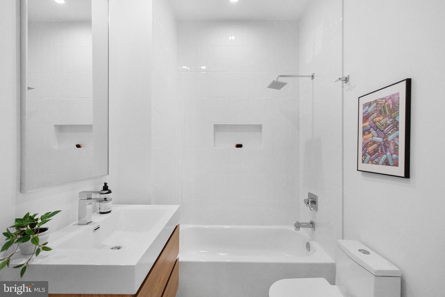 1619 SWANN ST NW #4, WASHINGTON, District Of Columbia 20009, 2 Bedrooms Bedrooms, ,2 BathroomsBathrooms,Residential,For sale,1619 SWANN ST NW #4,DCDC2210342 MLS # DCDC2210342